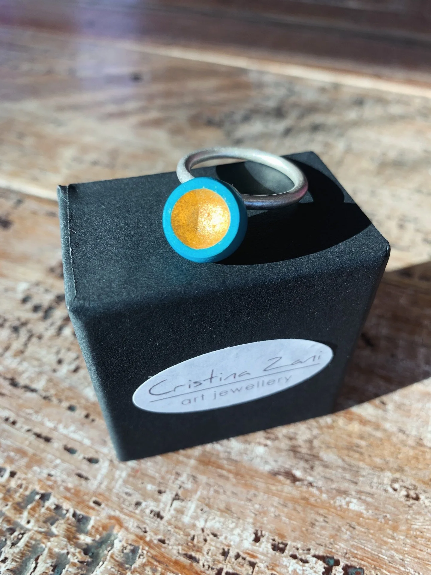 Birthday ring commission finished!
Silver shank with a turquoise carved wooden element, finished with gold leaf applied to the interior surface.

Thanks Donald for commissioning it, and a very happy birthday to Jill! 🎂