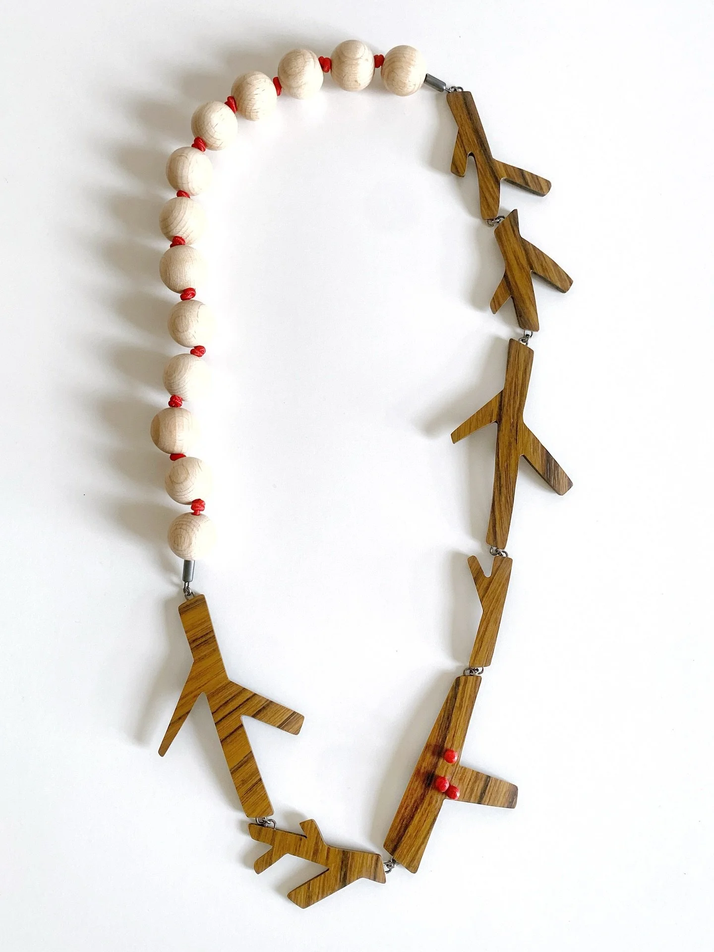 Here's my piece for #ParcelChallenge3 an initiative by @atworkgallerie.

A selection of artists were sent various items destined to the landfill, and we transformed them into statement pieces.

Scroll to see what I received.