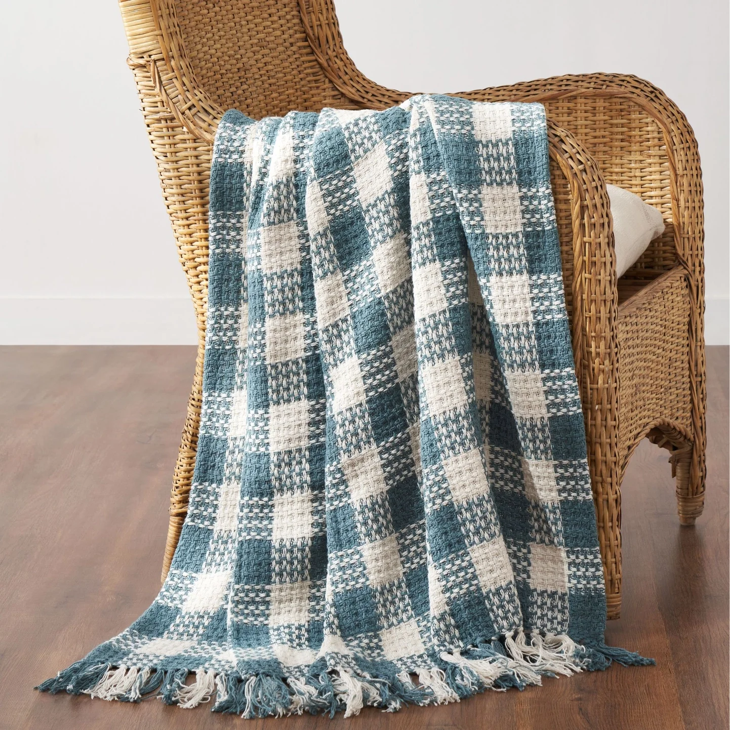 gingham-blanket-blue-01.webp