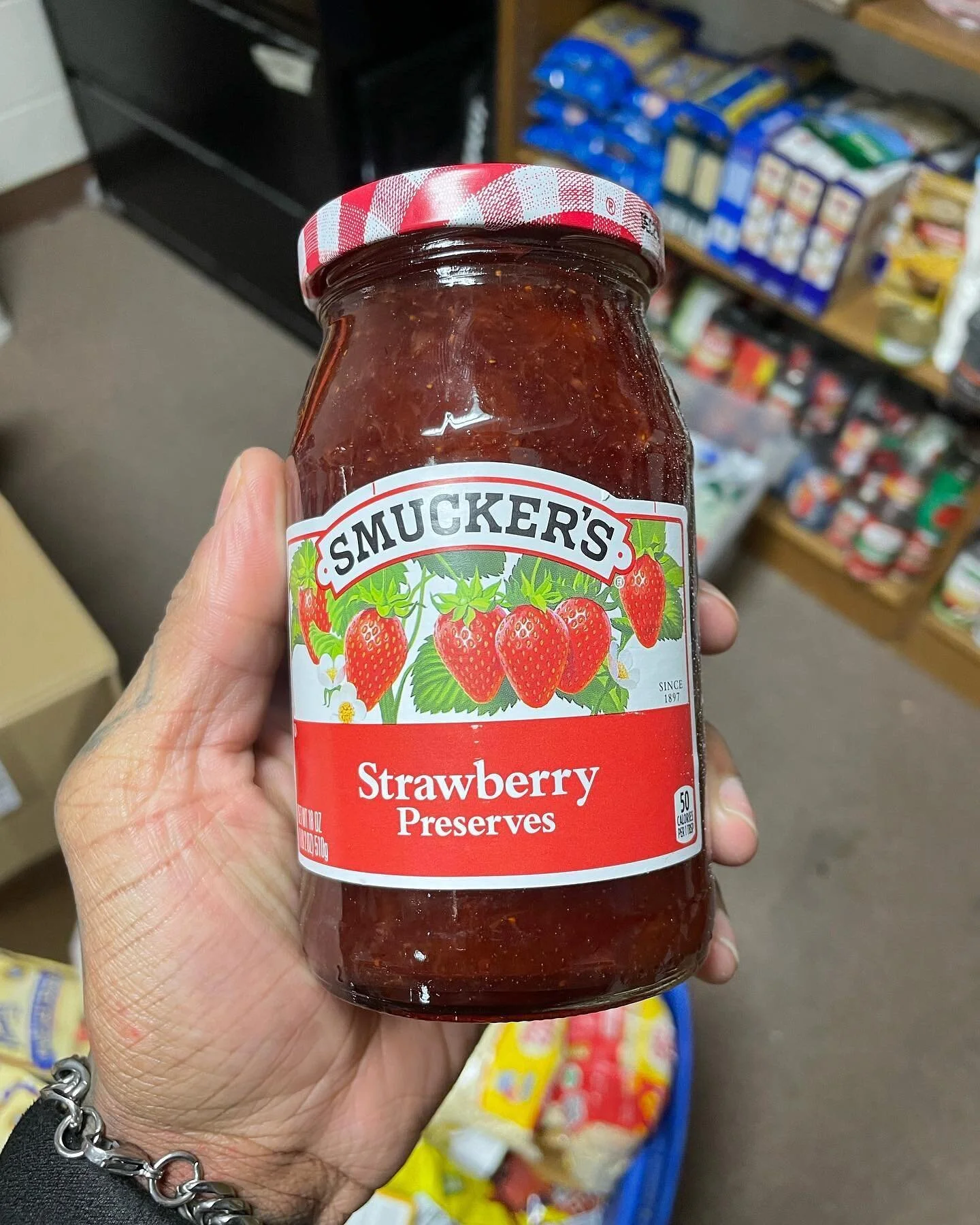 Care package of non-perishables for a fellow comrade in need doing on the ground work!

Throughout the week we engage with folks who may not be mobile and gather care packets for them from food, to household essentials!

#mutualaid #foodrescue #food 