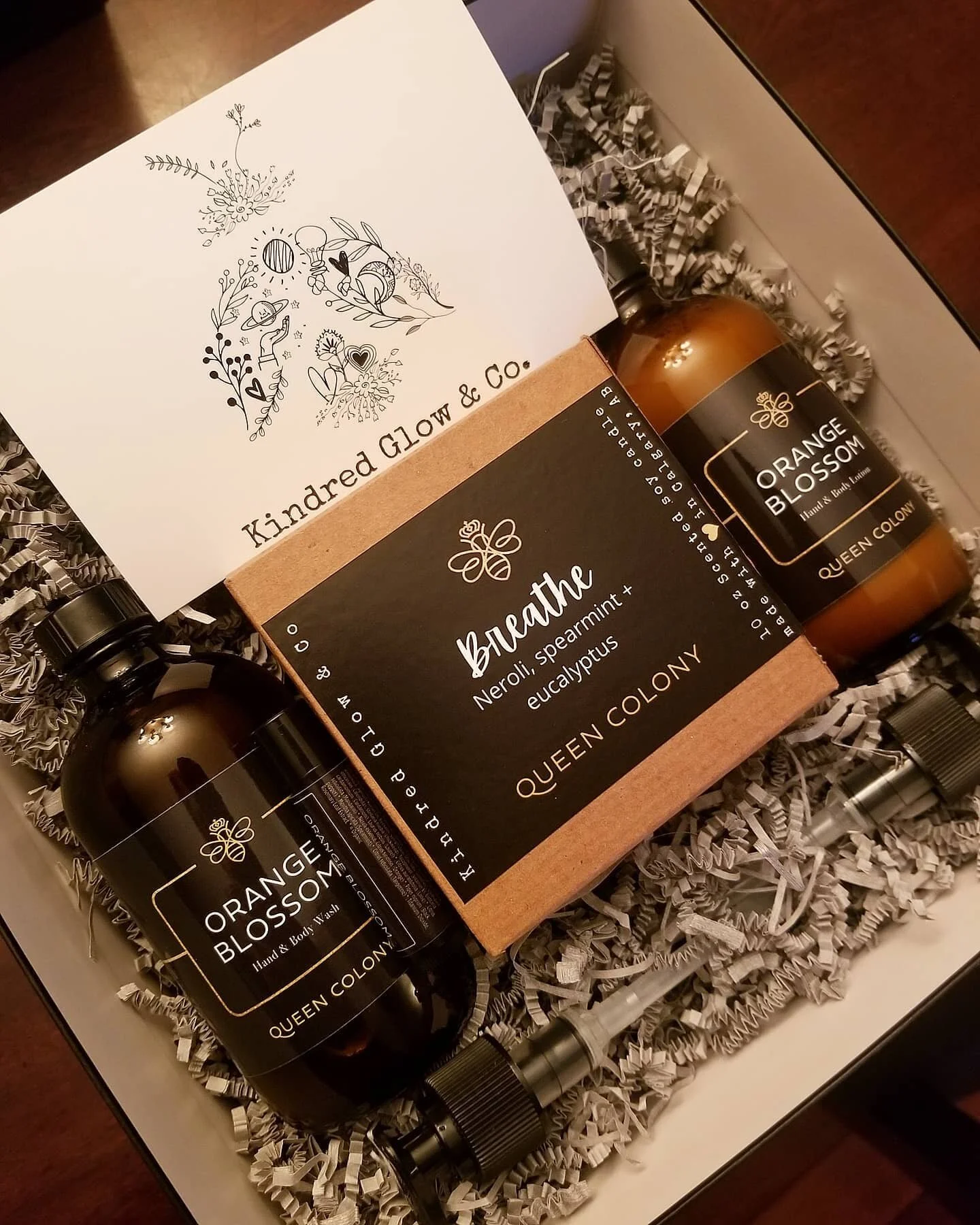 ⭐ 𝙲𝚘𝚕𝚕𝚊𝚋𝚘𝚛𝚊𝚝𝚒𝚘𝚗 𝚠𝚒𝚝𝚑  @kindredglowcandleco ⭐
I'm so excited to launch the May Box, and Queen Colonys first official collaboration! 
Just in time for Mothers Day! 
Each box contains a Hand and Body Lotion, a Hand and Body Wash, a L