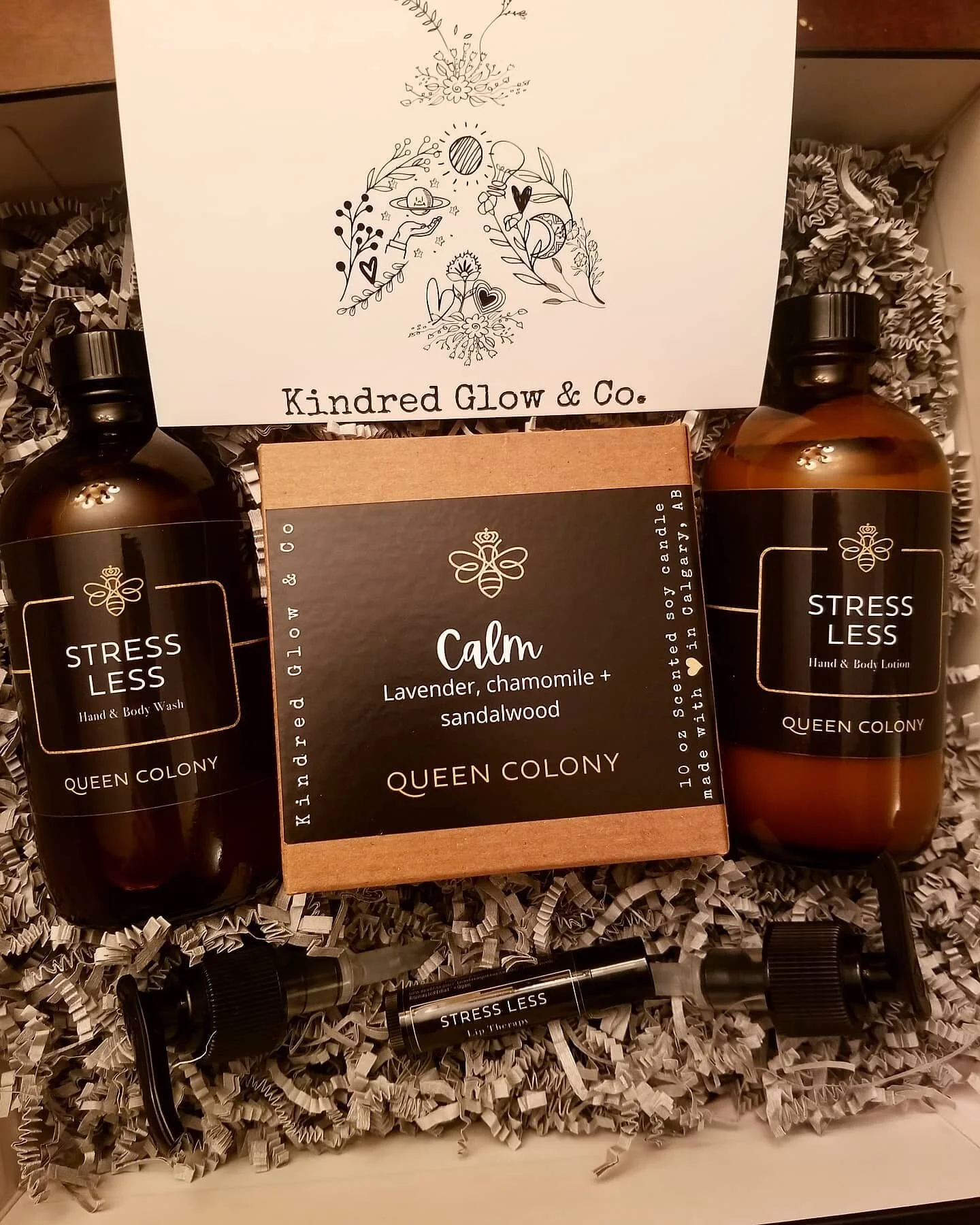 ⭐ 𝙲𝚘𝚕𝚕𝚊𝚋𝚘𝚛𝚊𝚝𝚒𝚘𝚗 𝚠𝚒𝚝𝚑  @kindredglowcandleco ⭐
I'm so excited to launch the May Box, and Queen Colonys first official collaboration! 
Just in time for Mothers Day! 
Each box contains a Hand and Body Lotion, a Hand and Body Wash, a L