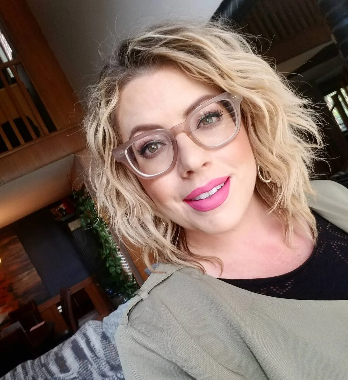 Ready Set Go! 
I'm so excited to connect with the @ponytailsandhorseshoes team today to share some Queen Colony knowledge and answer some questions!
 I even put on lipstick for the occasion! 💄
Being in the hair industry for over two decades, I've