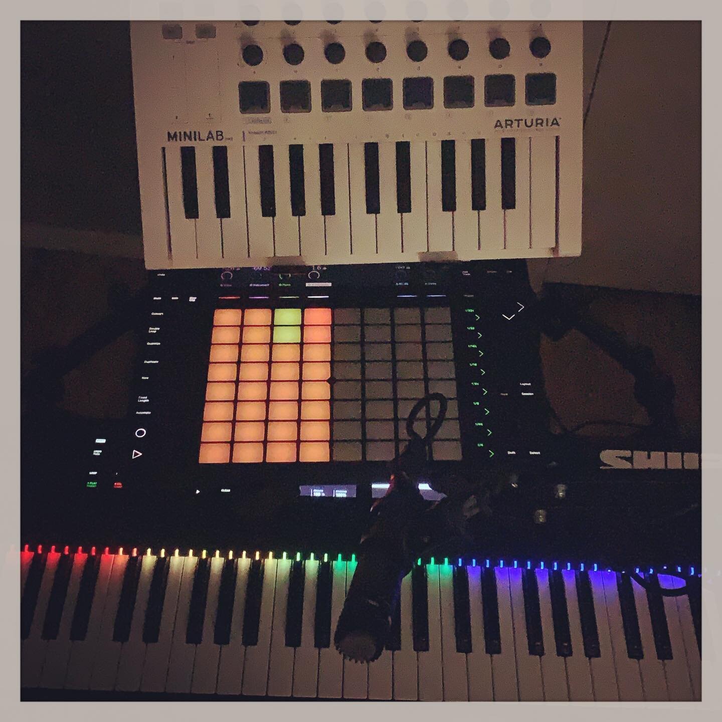 🤩 Behold my #pianosandwich 🎹🥪 #currentsetup for #livestream and #musicproduction using #minilab #push2 #kompletekontrol #Mk2 #shuresm57 #scarlett8i6 #piano #musicproducer #ableton #focusrite #live #musicislife #colors #beautiful