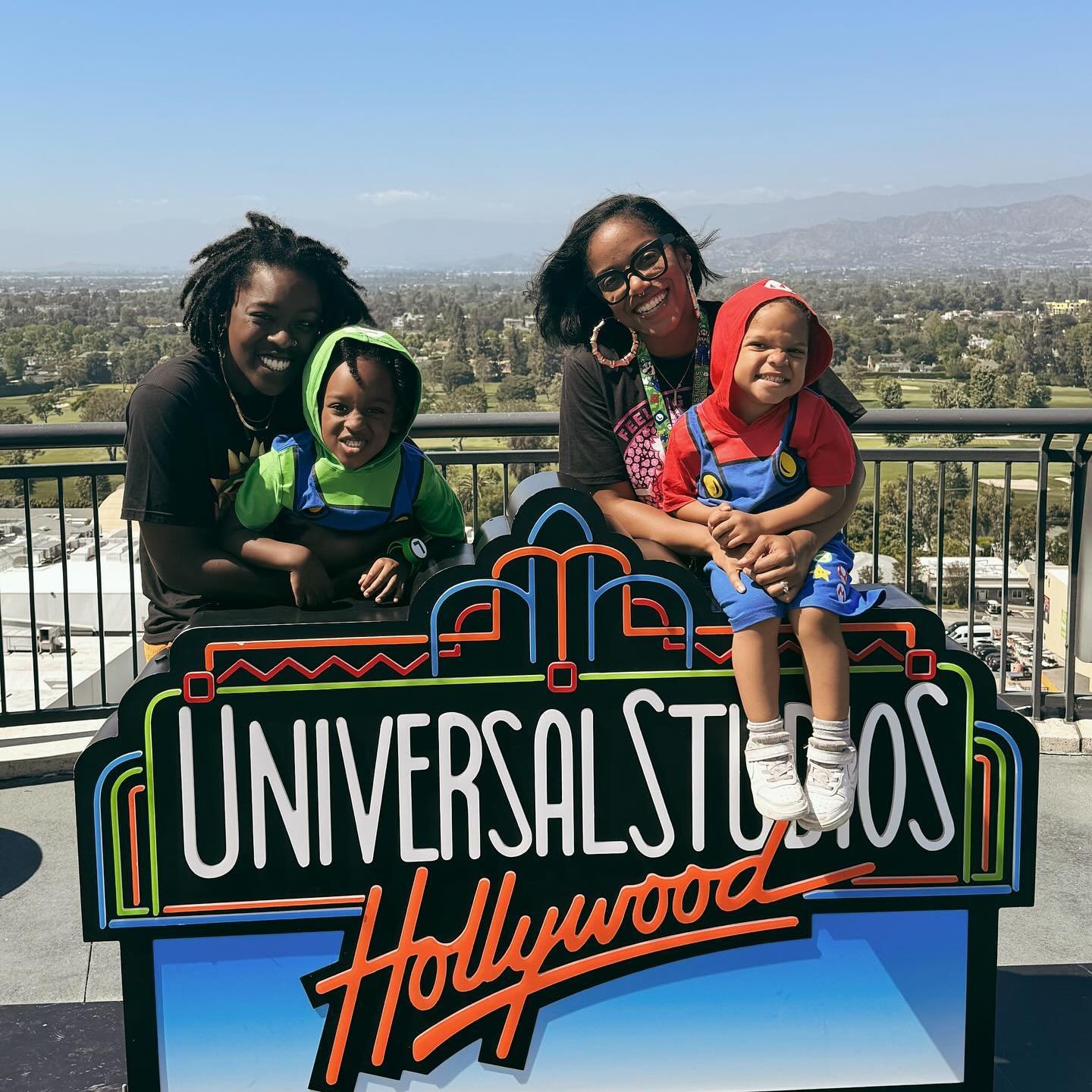 The joy that the Littles had experiencing @unistudios was more than even we anticipated. I&rsquo;m positive these captured moments will bring a huge smile to your face. Which moment are you loving most? 

Thank you so much Universal Studios for hosti