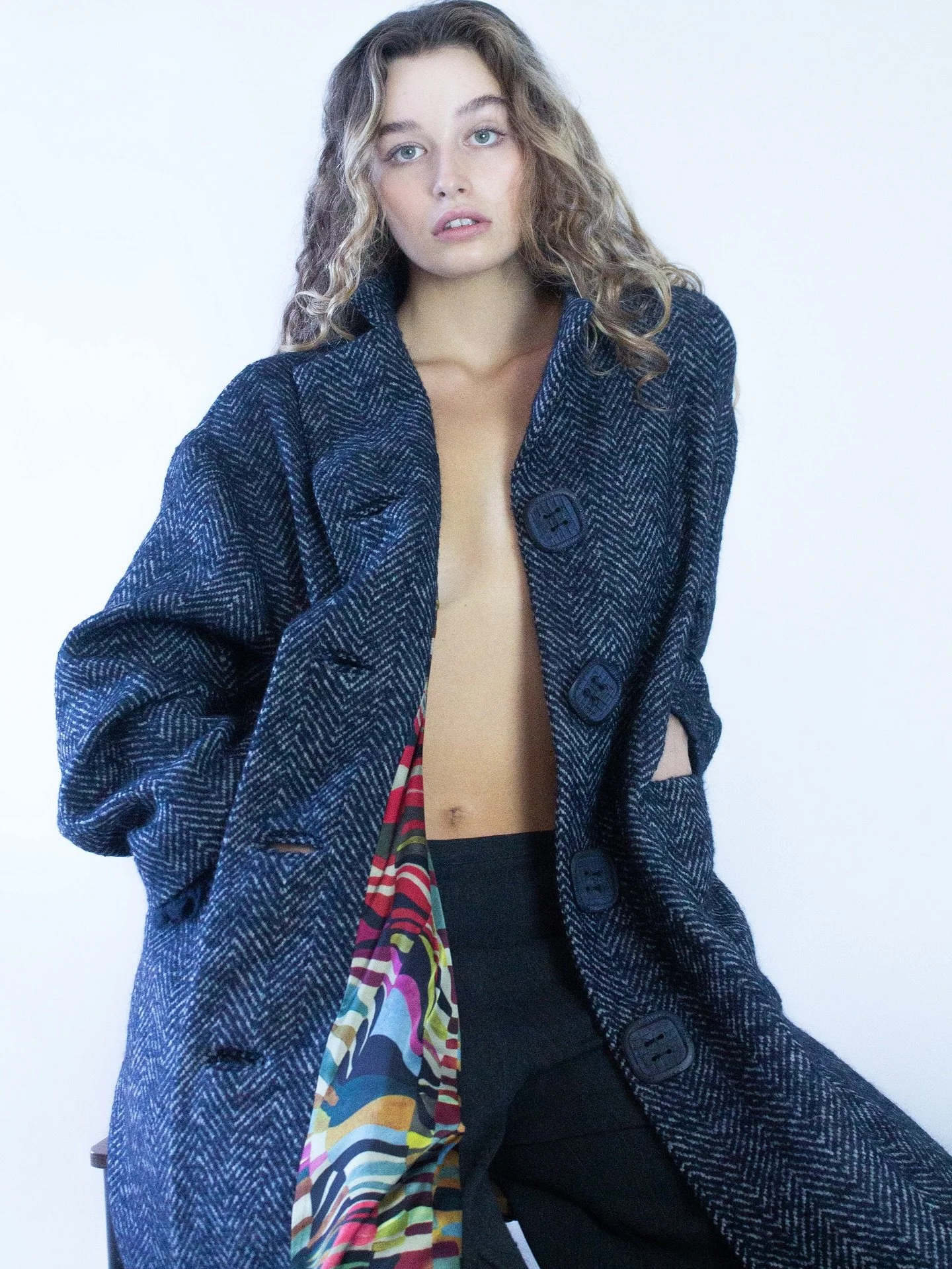 La stagione del cappotto &egrave; ufficialmente aperta! 
#sottrazionibydomitillafunghini 📸: @sparti_taci 
#autumn #coat #fashionista