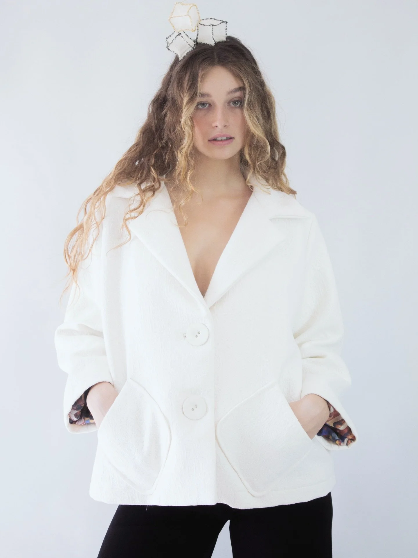 Bianco che non chiede permesso🤍 #sottrazionibydomitillafunghini 
📸: @sparti_taci 

@bianca.ciolina