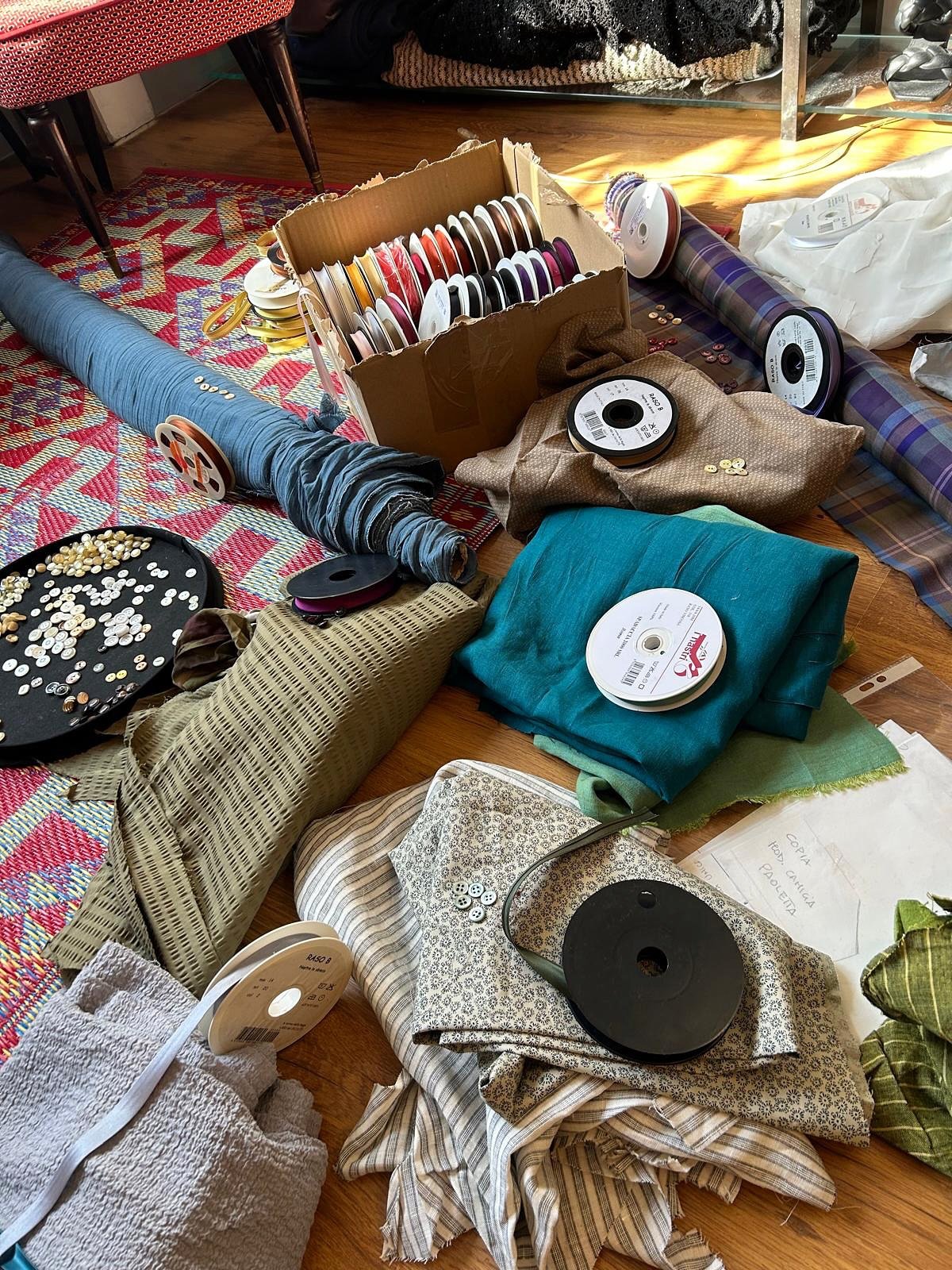 Ogni bottone ha una storia. Ogni tessuto una direzione.
Work in progress, always. #sottrazionibydomitillafunghini