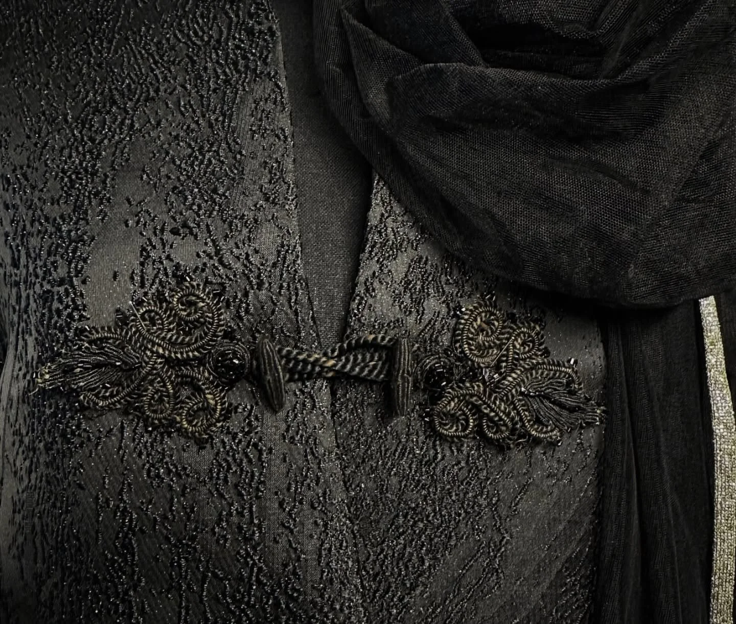 C&rsquo;&egrave; un momento preciso in cui tutto cambia forma.

Un intreccio di texture, ombre e dettagli che raccontano una trasformazione silenziosa. Il nero qui non &egrave; assenza, ma profondit&agrave;: custodisce forza, eleganza e un carattere 