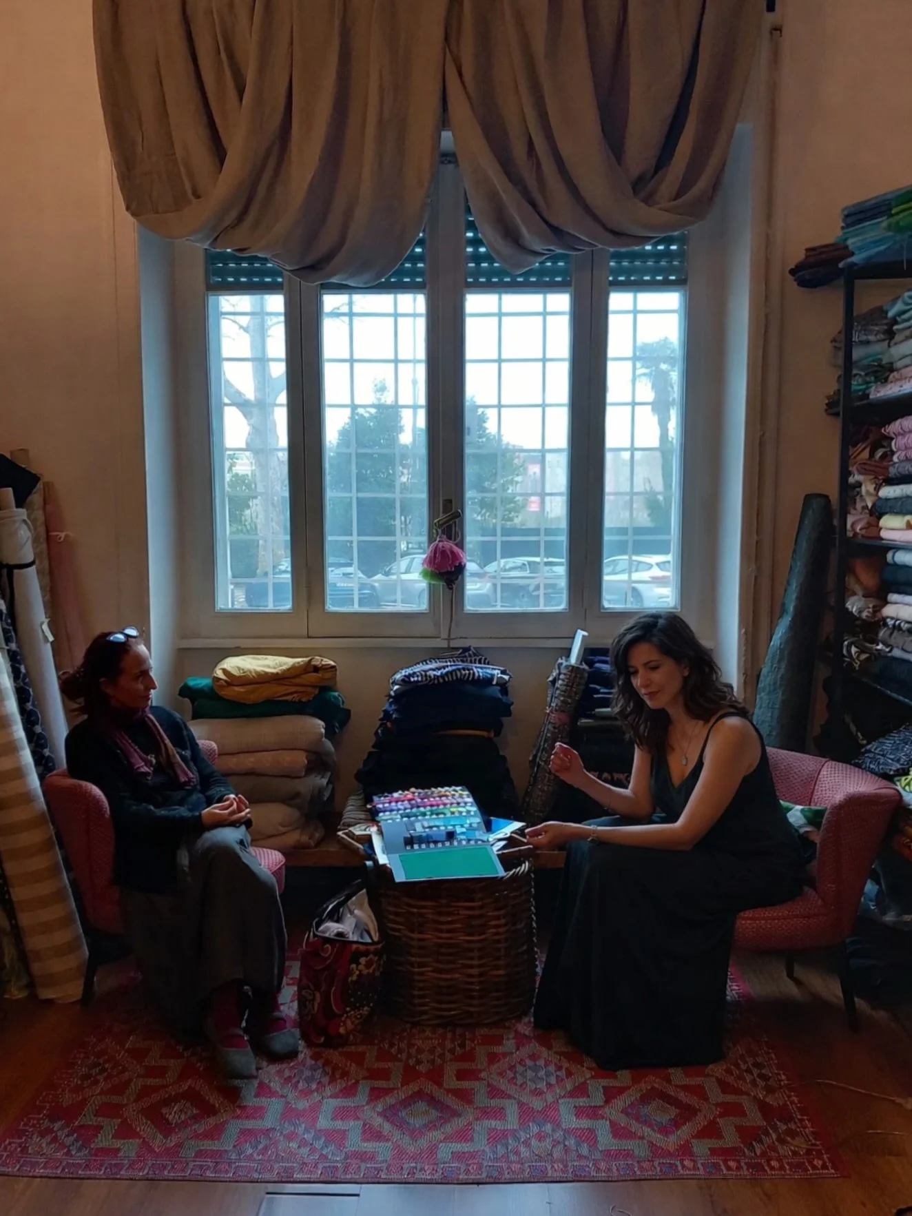 Non &egrave; uno showroom.
&Egrave; un luogo di selezione.

Qui i tessuti si osservano, si toccano, si mettono in discussione.
Le idee passano attraverso il dubbio, la prova, l&rsquo;attesa.

Sottrazioni nasce cos&igrave;:
da un gesto radicale ma sem