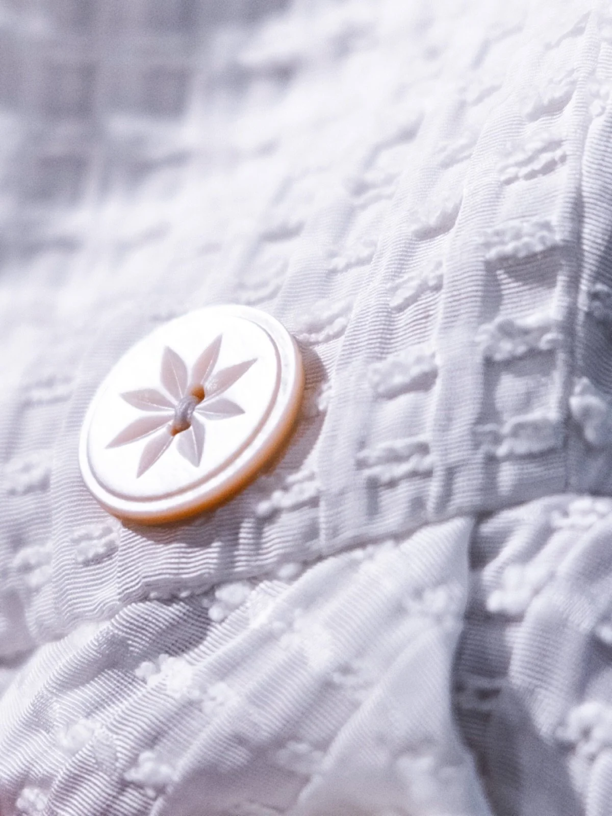 a volte &egrave; un bottone a tenere insieme tutta la bellezza.

📸: @sparti_taci 

#sottrazionibydomitillafunghini