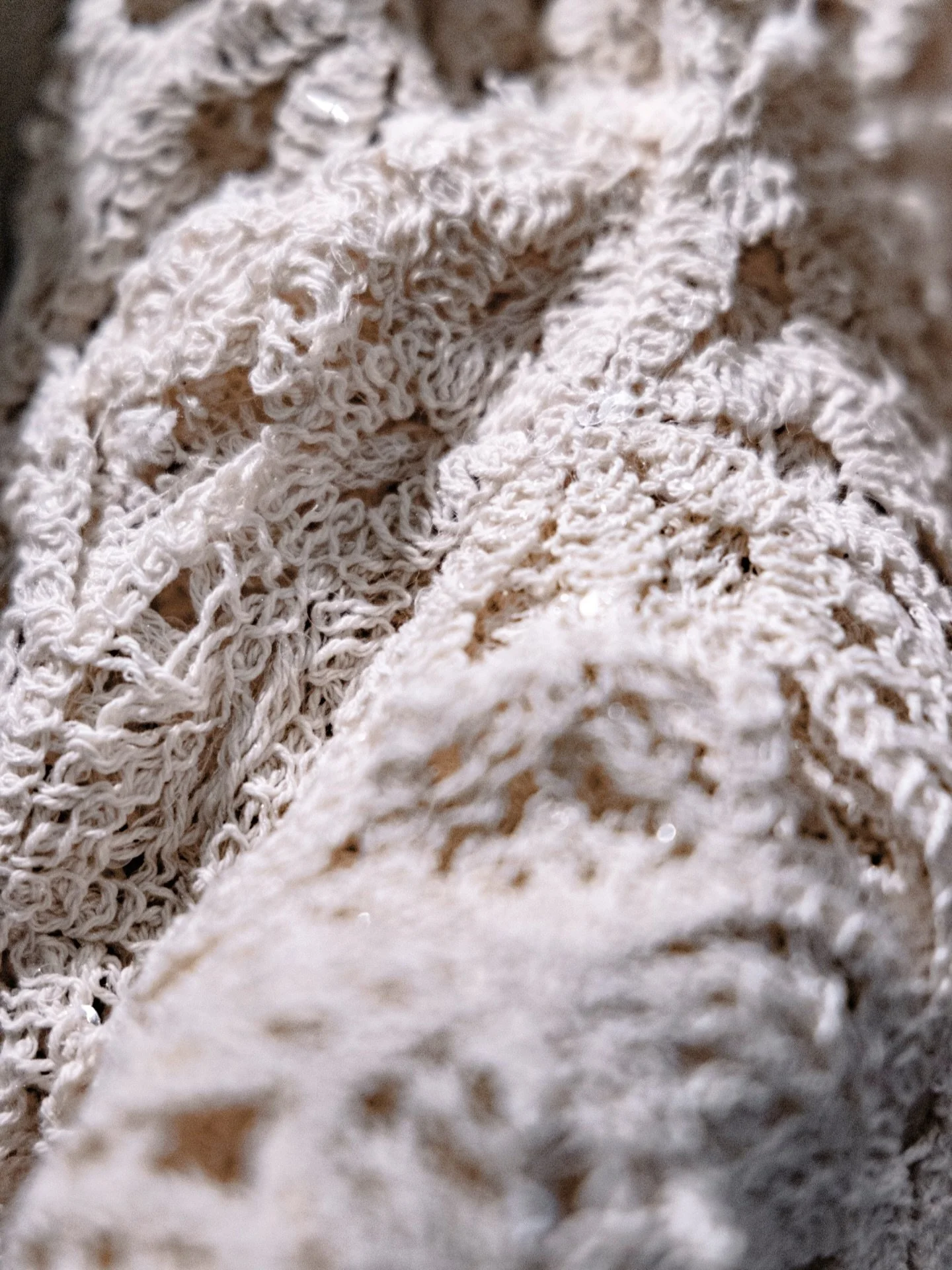 un intreccio di quiete e memoria,
dove ogni filo custodisce un respiro.

📸: @sparti_taci 

#sottrazionibydomitillafunghini #detail #fabric