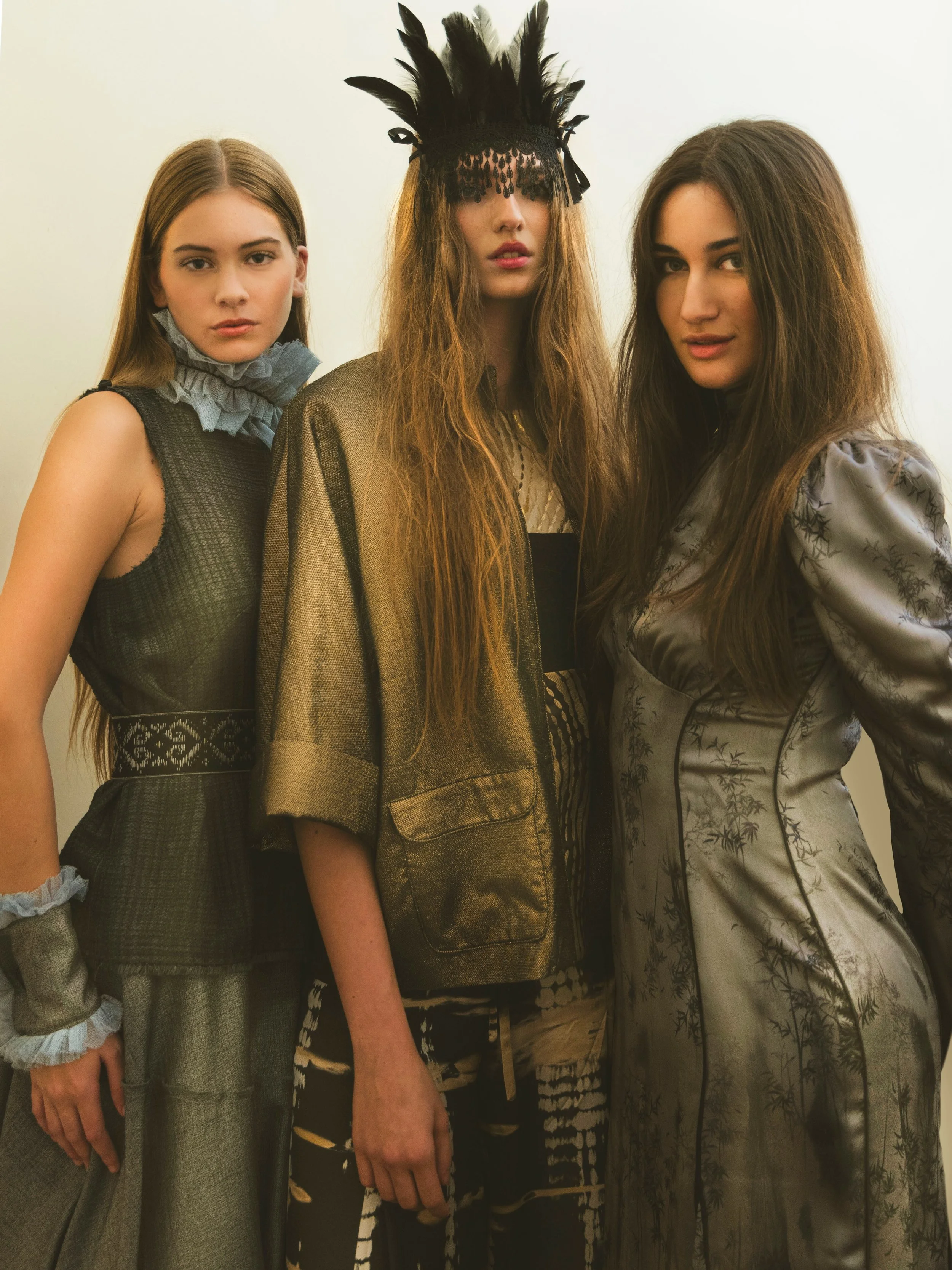 L&rsquo;incanto comincia dietro le quinte.
Tra mani che sistemano, sguardi complici e gli ultimi istanti prima della passerella.

IN-CANTO &mdash; Backstage
Sottrazioni di Domitilla Funghini
Ospiti della Roma Jewelry Week.
@romajewelryweek 

Fashion 