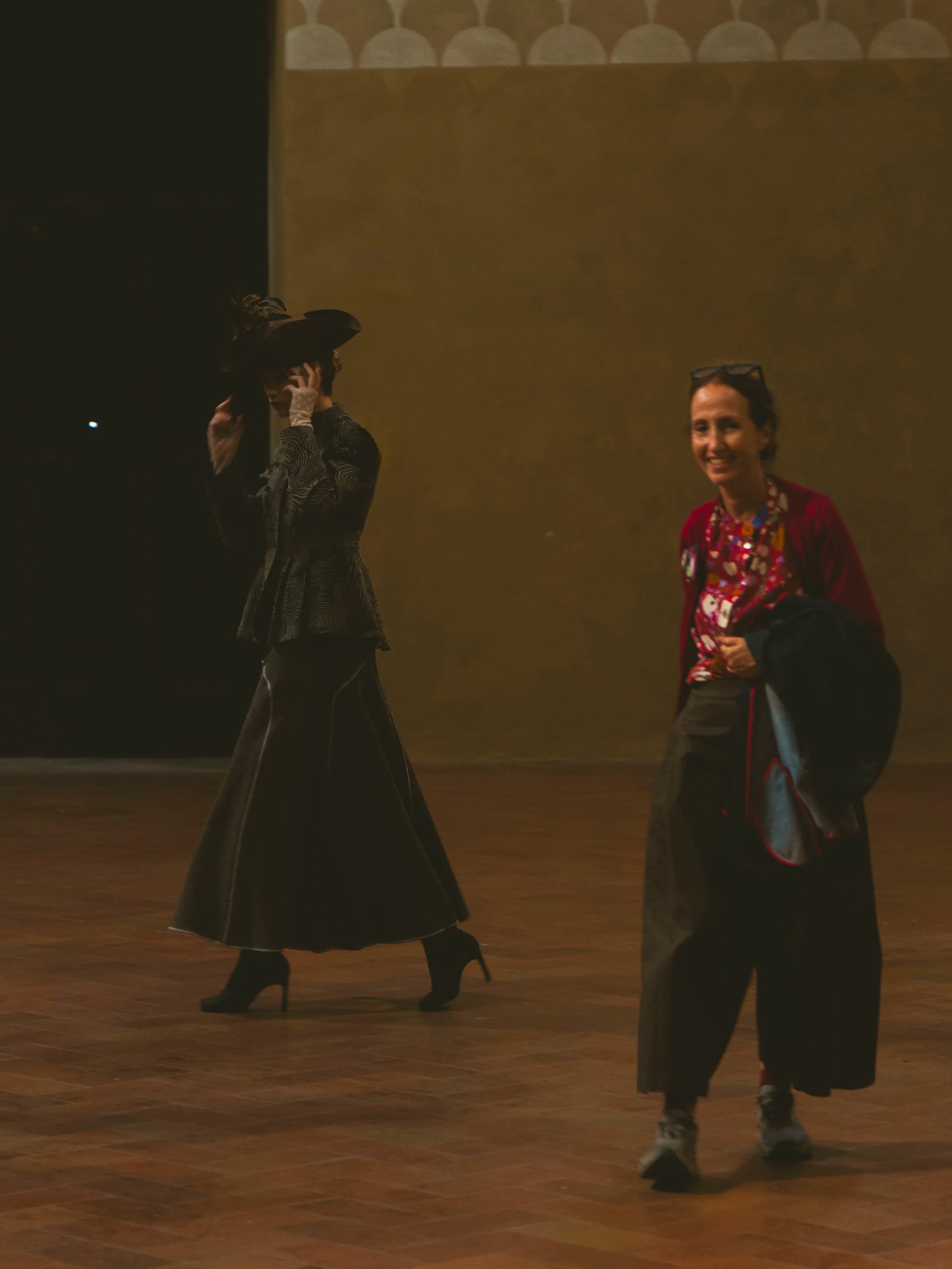 Come un dipinto che prende vita, tra chiaroscuri, gesti spontanei e dettagli senza tempo. L&rsquo;incanto &egrave; anche qui, negli istanti prima della passerella.

IN-CANTO

Fashion Designer
Domitilla Funghini @sottrazioni_abbigliamento 

Designer A
