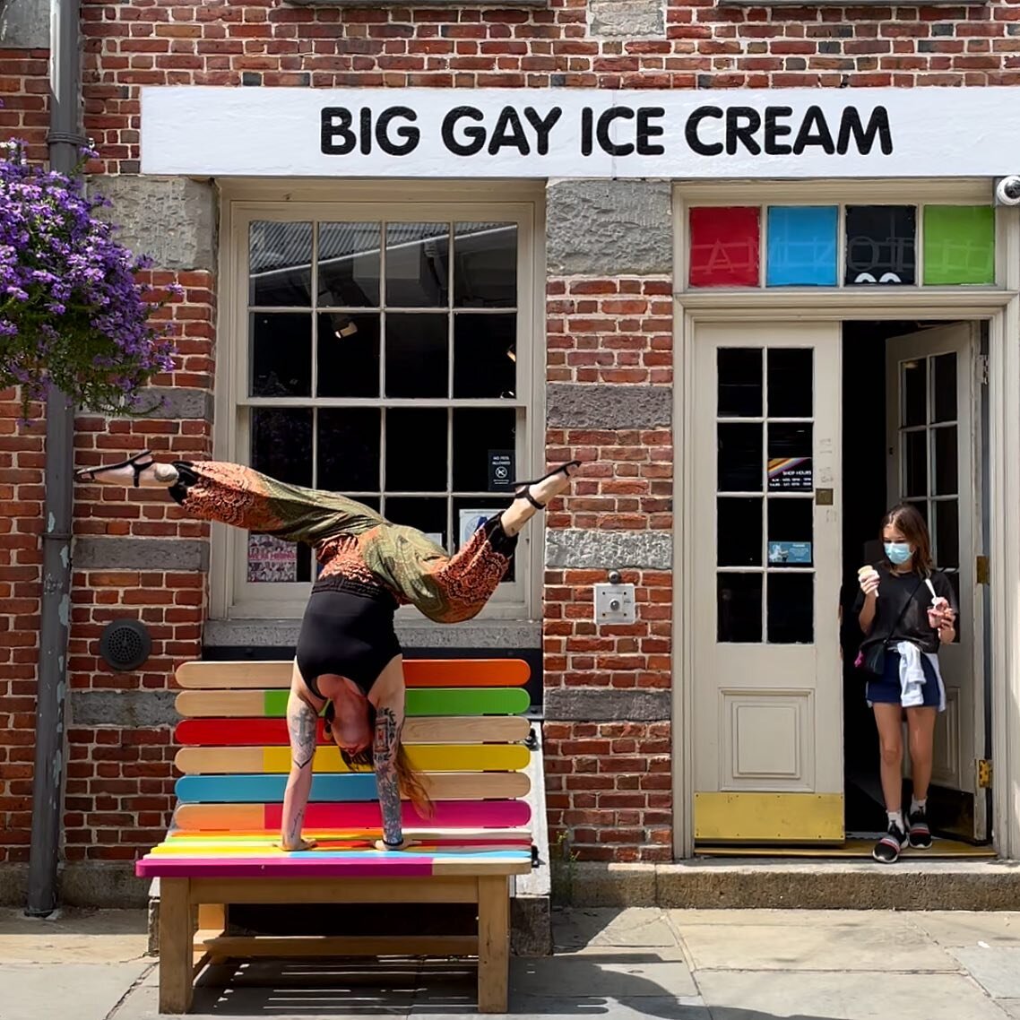 Took my kids for some @biggayicecream today🍦🏳️&zwj;🌈 before heading to the @vangogh.experience🙌 

📸 @leenie1111 🙏❤️

Day 289 of #365handstands 🙃