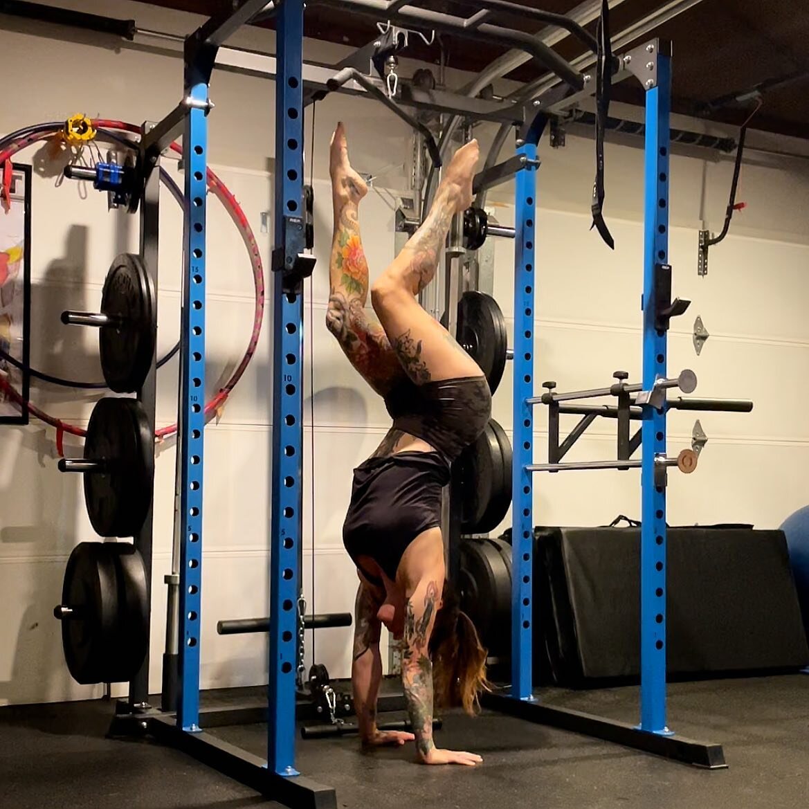 I just added some weight storage to my squat rack. 👏 It&rsquo;s finally ready to handstand in. 🤪🙃

Day 290 of #365handstands