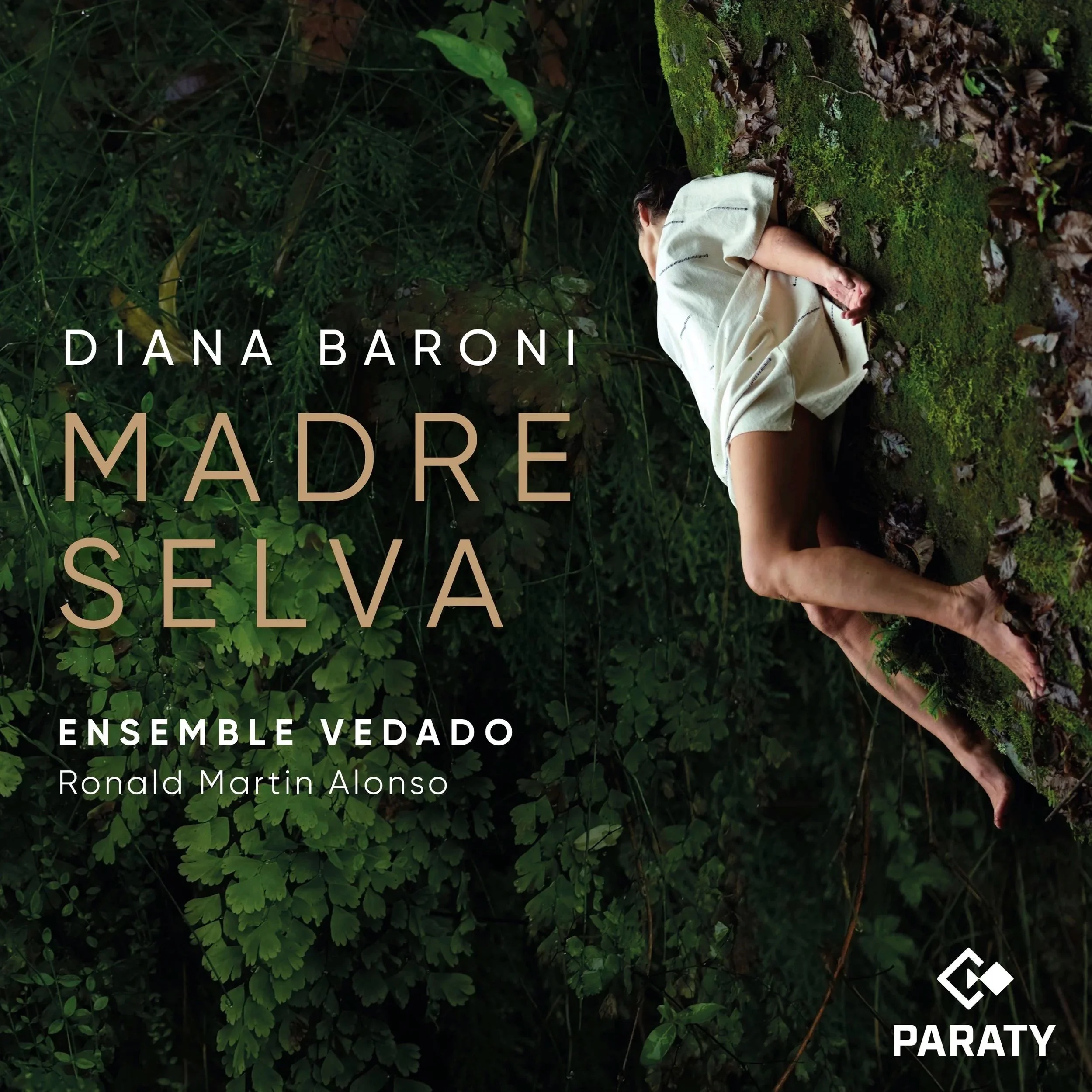 Couverture du livre avec un enfant au sol dans la nature, entouré de végétation verte, portant une robe beige. Le texte en français indique le titre "Madre Selva", l'auteur Diane Baroni, le groupe "Ensemble Vedado", et le réalisateur Ronald Martin Alonso, avec le logo de Paraty.