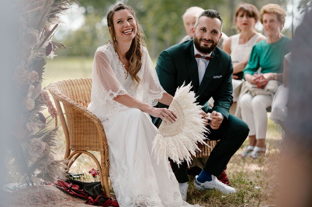 Le Mariage d'Audrey et Mathieu...pfui...Vous n'avez pas fini d'en entendre parler !
C'&eacute;tait beau et &eacute;mouvant, dr&ocirc;le et enjou&eacute;, fou et festif, le tout &agrave; la fois
On a pleur&eacute; (pas mal), rigol&eacute; (beaucoup), 