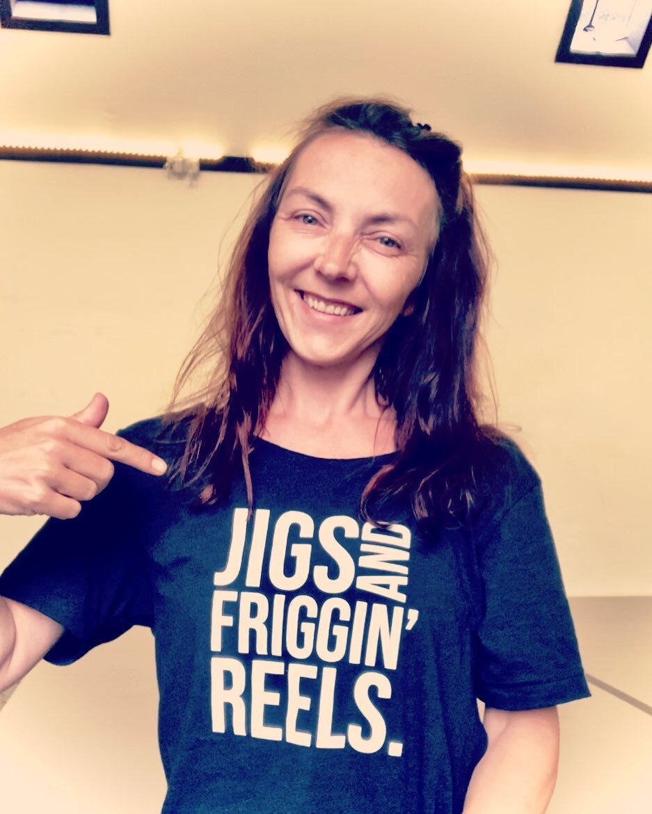 Sunday studio to practice my &ldquo;Jigs n friggin&rsquo; Reels&rdquo; wearing my new t-shirt from Mary Janet MacDonald. Love it! 👌🏻

#sunday #studio #dance #capebretonstepdance #scotland #practice #happy #gift #sl&agrave;intemhath #jigs #reels #sl