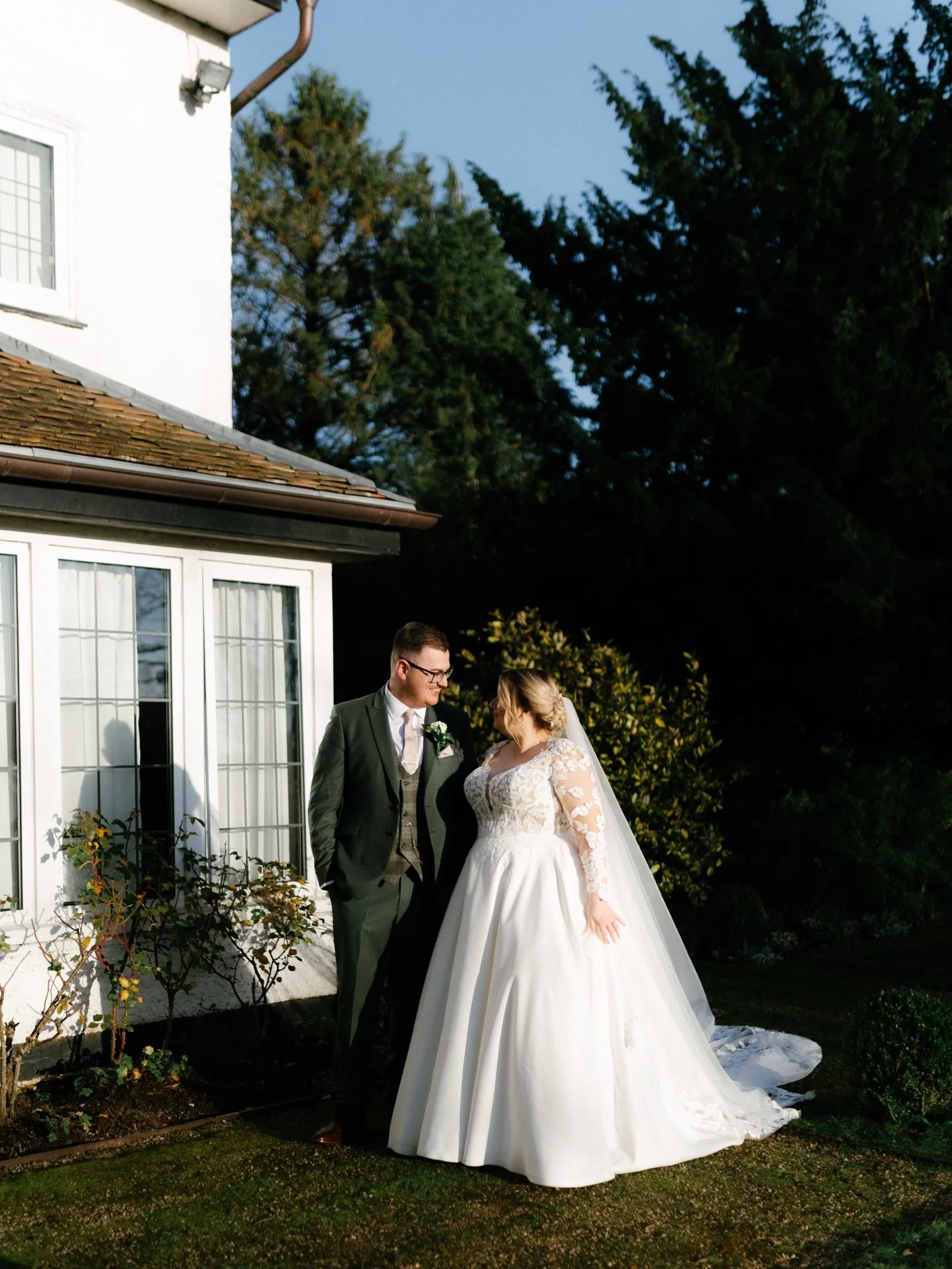 Editing the last gallery of 2025 and it&rsquo;s of the lovely Noons 🥰 

@sarahwardhairdressing_ 
@kw_beauty_mua 
@tdrbridalbirmingham 
@story.cabin