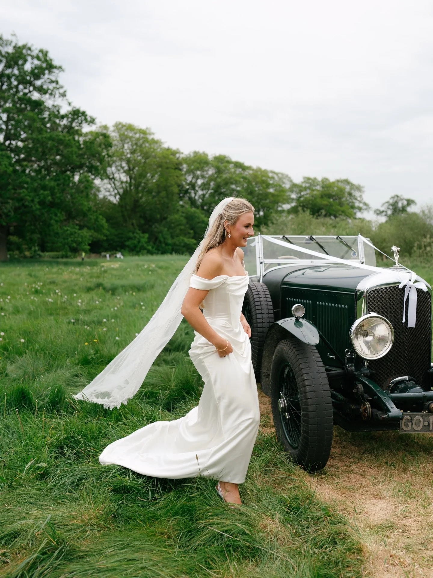 unreeeeeeaaaal day celebrating the gorgeous Leah and George 🤍 have quite literally never seen a party like it 💃🏻🕺 

Marquee - @bisleymarquees
Florist - @the_ledbury_flower_farmer
Makeup - @margotandlace
Hair - @joannajoneshairandbeauty
Tableware 