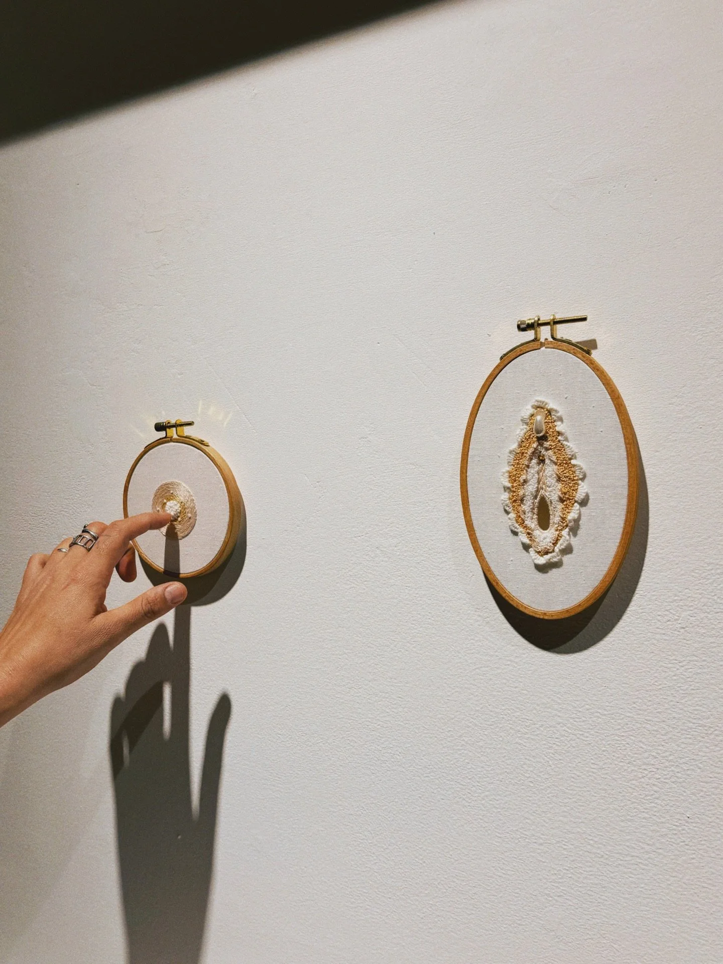 &ldquo;Corderos con pieles de lobo. Arte er&oacute;tico&rdquo; en @dianasaravia_arte exposici&oacute;n colectiva

Estas piezas nacieron en 2021 como &ldquo;Los atributos de mi fortaleza&rdquo;, una serie borde sobre algod&oacute;n antiguo de mi abuel