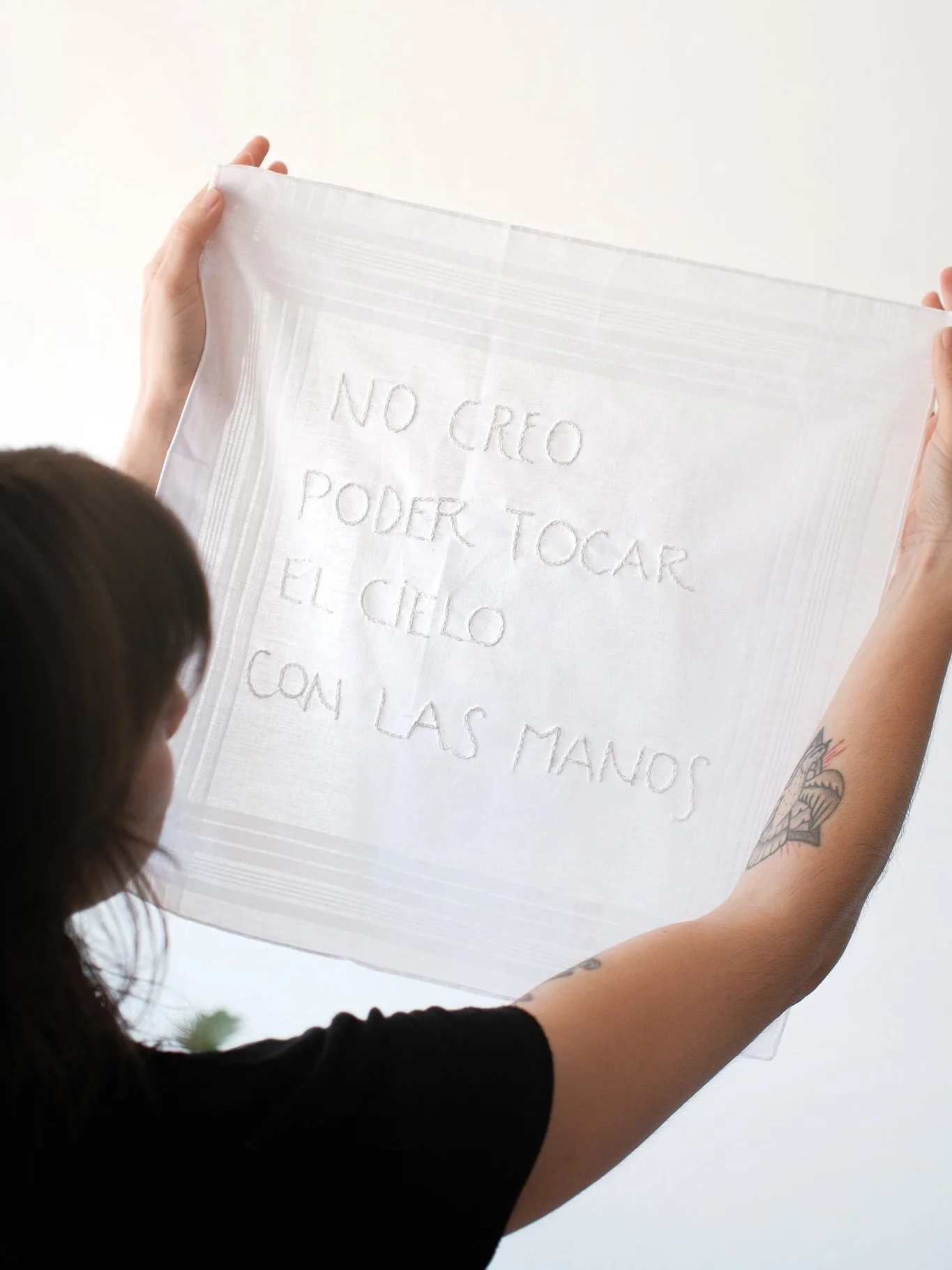 Hice este pa&ntilde;uelo en los encuentros de movilidades migrantes que hicimos en el @museomumi .
Eleg&iacute; trabajar con pa&ntilde;uelos para ponerme en di&aacute;logo con lo dom&eacute;stico e &iacute;ntimo que se desprende de la muestra Movilid