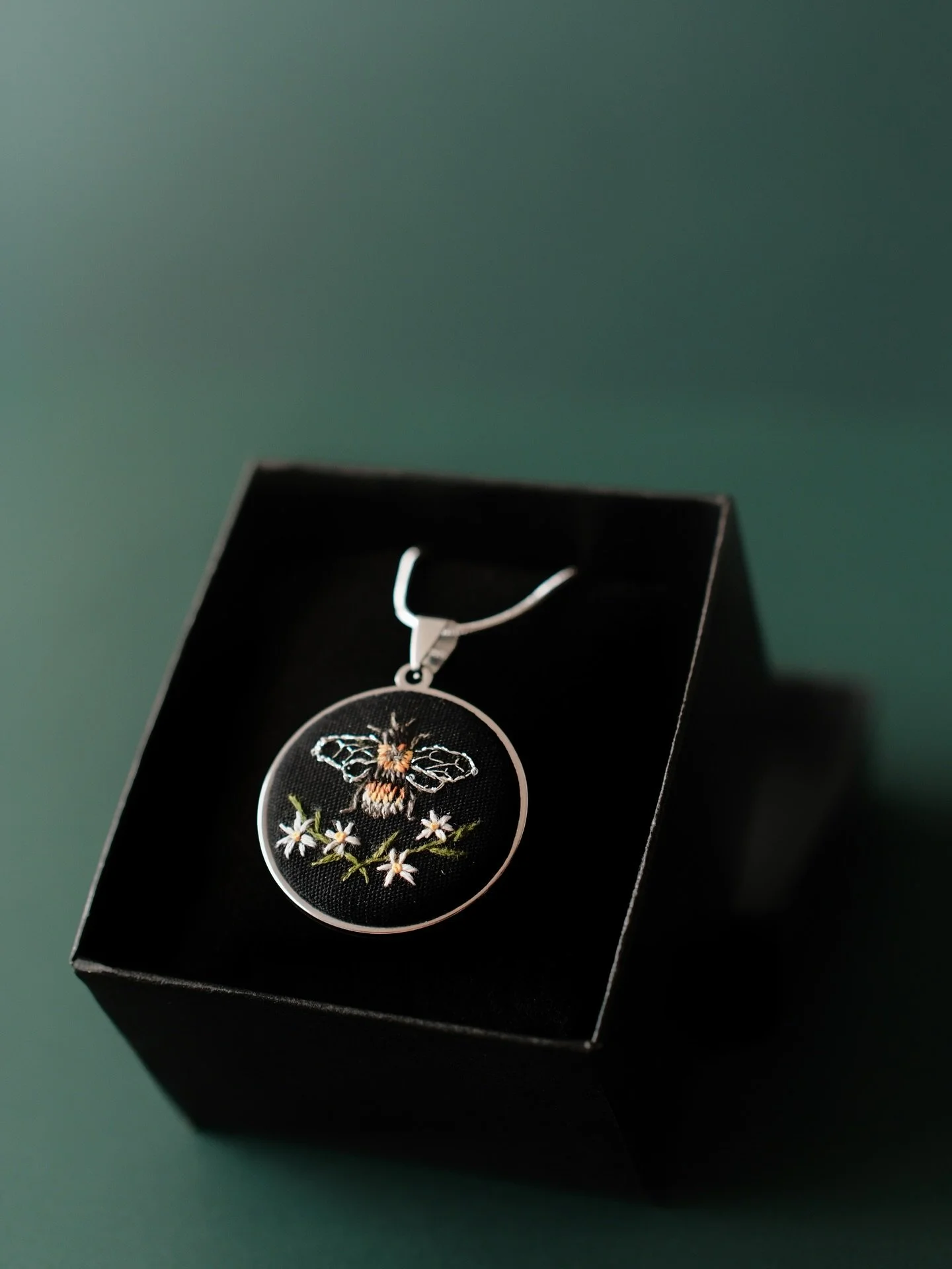 Se van volando estas abejitas a mimar una maestra y un maestro, que con tanto amor sostienen la tarea de ense&ntilde;ar ✨
.
&Uacute;ltimos d&iacute;as para sus encargos 
🪡
Los colgantes vienen con cadenita y en una hermosa presentaci&oacute;n listos