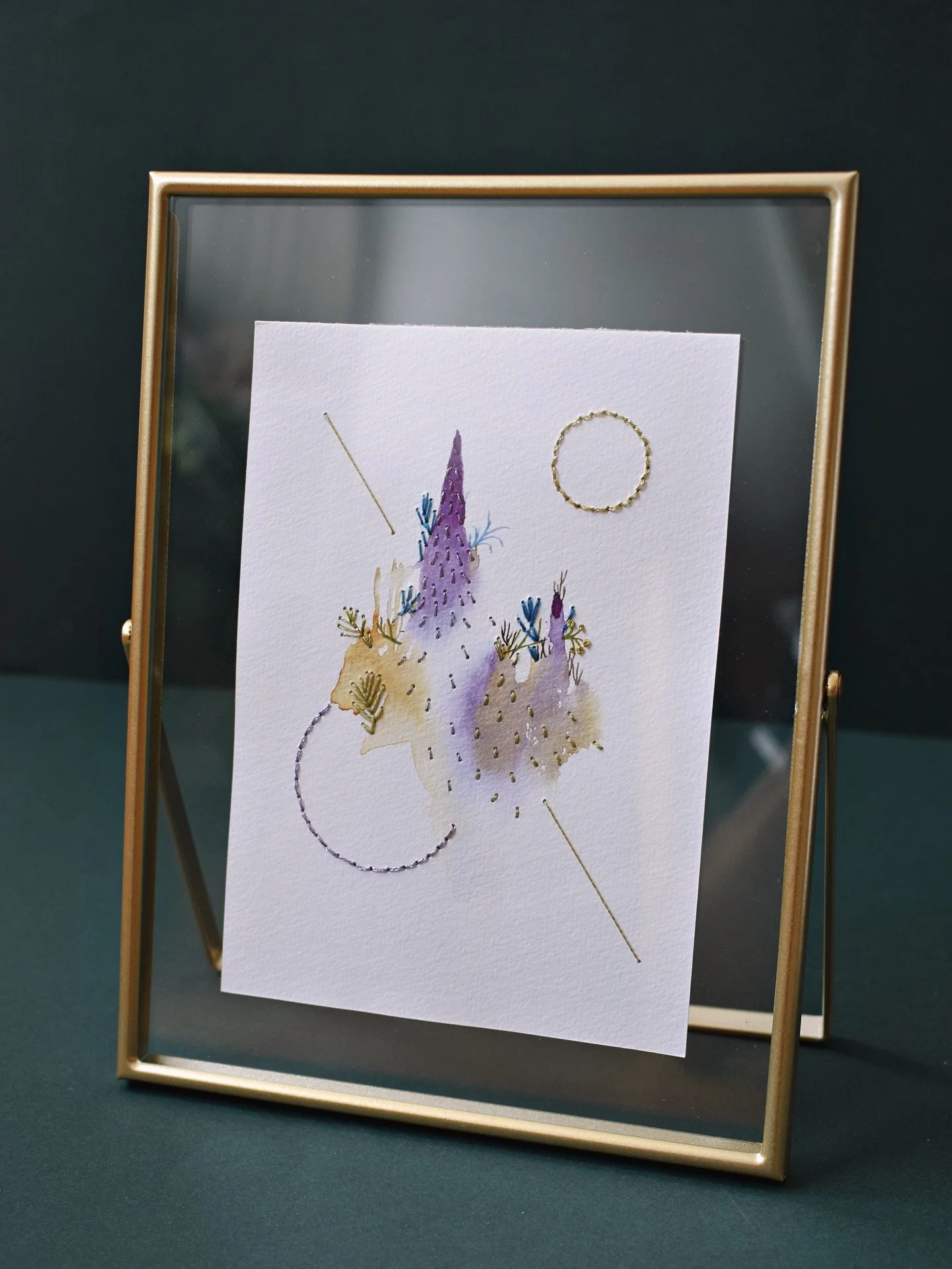 Hace mucho que no hac&iacute;amos acuarelas bordadas con @francisco_____cunha.
Quiz&aacute;s porque esa forma de crear naci&oacute; para habitar los tiempos inesperados de las largas siestas de nuestra hija, y hoy ya es otra historia. Pero volverme a