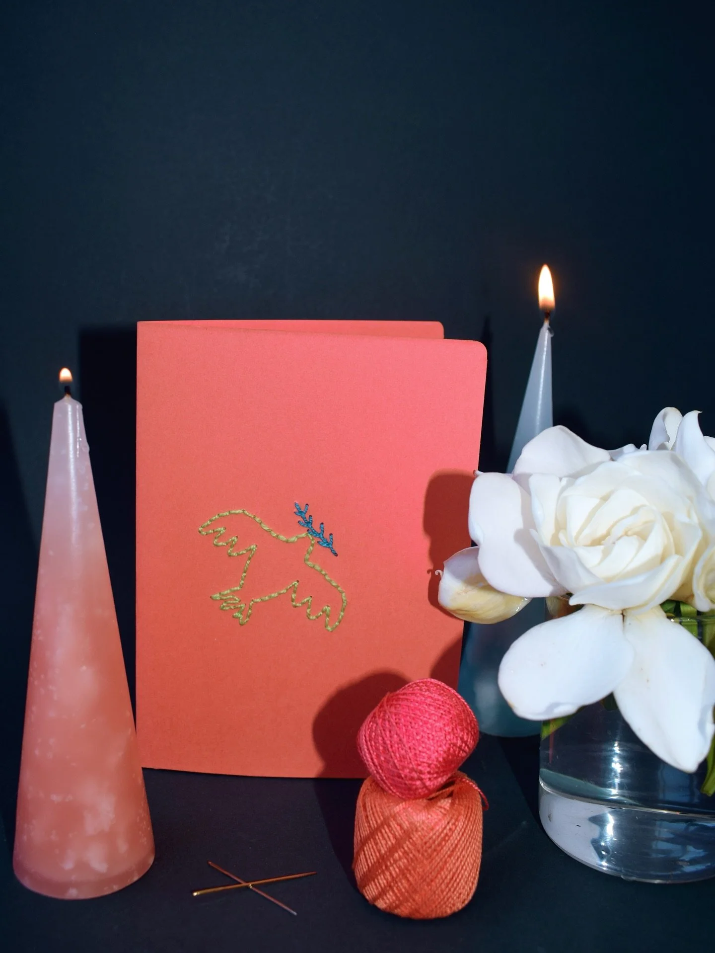 Un altar para honrar el cierre de un ciclo, no estoy segura que coincida con este cierre del calendario gregoriano pero ya que estamos aprovecho y me sumo al ritual colectivo de cierre 🪶⚖️🔪 Porque s&eacute; que la fuerza mayor viene siempre de la u