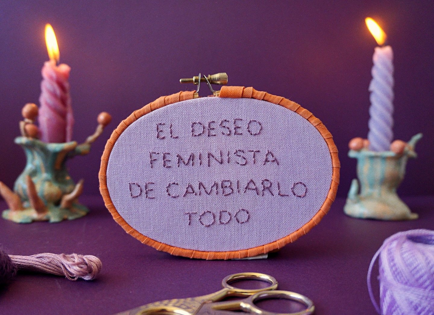 Nuestra historia es larga, incluso anterior a eso que aprendimos a llamar feminismo. Hemos surfeado sus olas y aprendido a levantarnos cuando rompieron en la orilla. 

Lo que buscamos es vital y necesario e implica el sacrificio de no conformarnos co