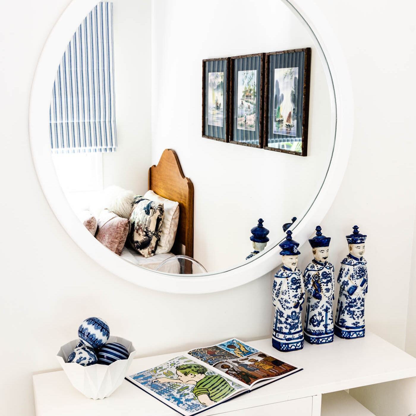 |Mirror Mirror | A simply framed mirror above a painted timber desk is a practical/ pretty addition to this little guest room 💙🤍💙

🏡 @fleurhartigandesign 
📷 @hannahpuechmarin_interiors 

#blueandwhite #bedroomstyling #mirrormirror #guestroomdeco
