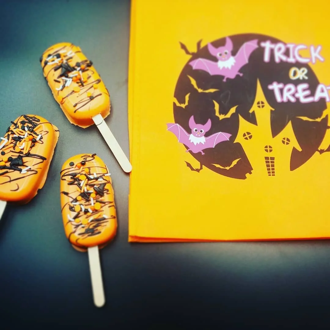 Halloween Cakesicles! #halloween #happyhalloween #cake #chocolate #vanilla #cakecicles #cakepops #sprinkles #october #trickortreat #yummy #yum #indulge #orange #purple