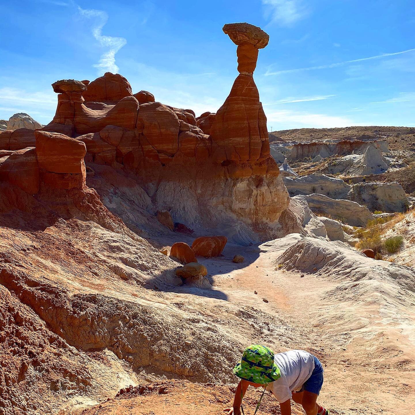 Who has Utah on their bucket list?? 
.
@liv2seetheworld giving us serious FOMO! Check out some of the trails she&rsquo;s contributed on TrailCollectiv 
.
Hoodoos and slot canyons oh my!
.
#kidsofinstagram #kidswhoexplore #familyadventures #kidswhohik