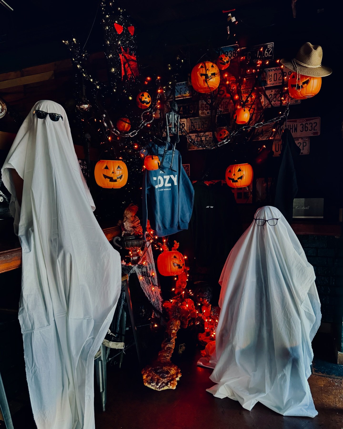 TRICK or TREAT 👻 👻🎃☠️🤡👹👺. 🤙🏼Calling all ghost, witches, and zombies. 

Halloween night - come dressed in your Halloween fit and receive 10% off your tab.