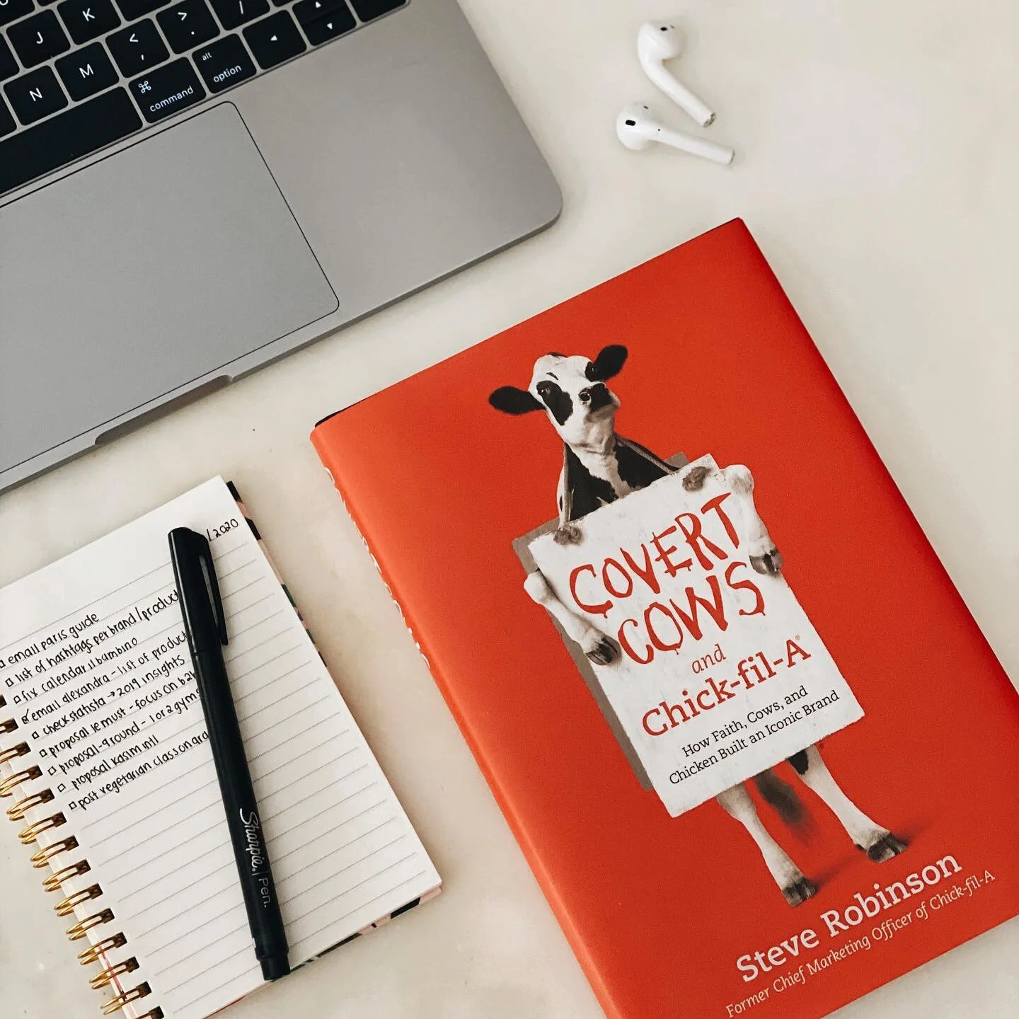 Getting ready to dive into #CovertCows this afternoon! @chickfila is one of the brands that&rsquo;s killing it in the social media game and the former CMO, Steve Robinson,just came out with this book, so I&rsquo;m obv going to dig in!

What makes @ch