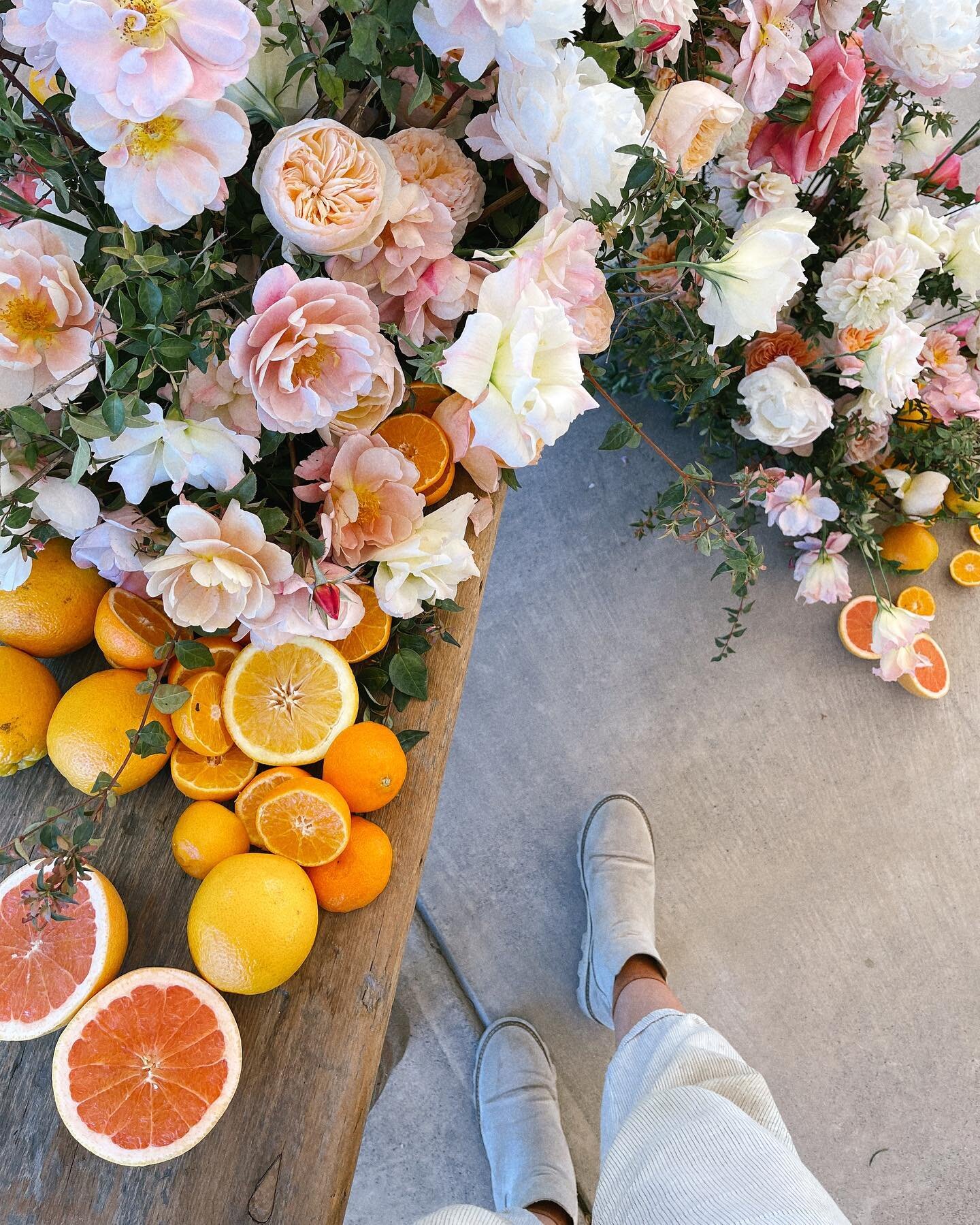 Went a little crazy with the garden roses on this sweetheart table install for Tara of Freckled Floral! 😜 I can&rsquo;t help myself&mdash; I go lush or I go home! //