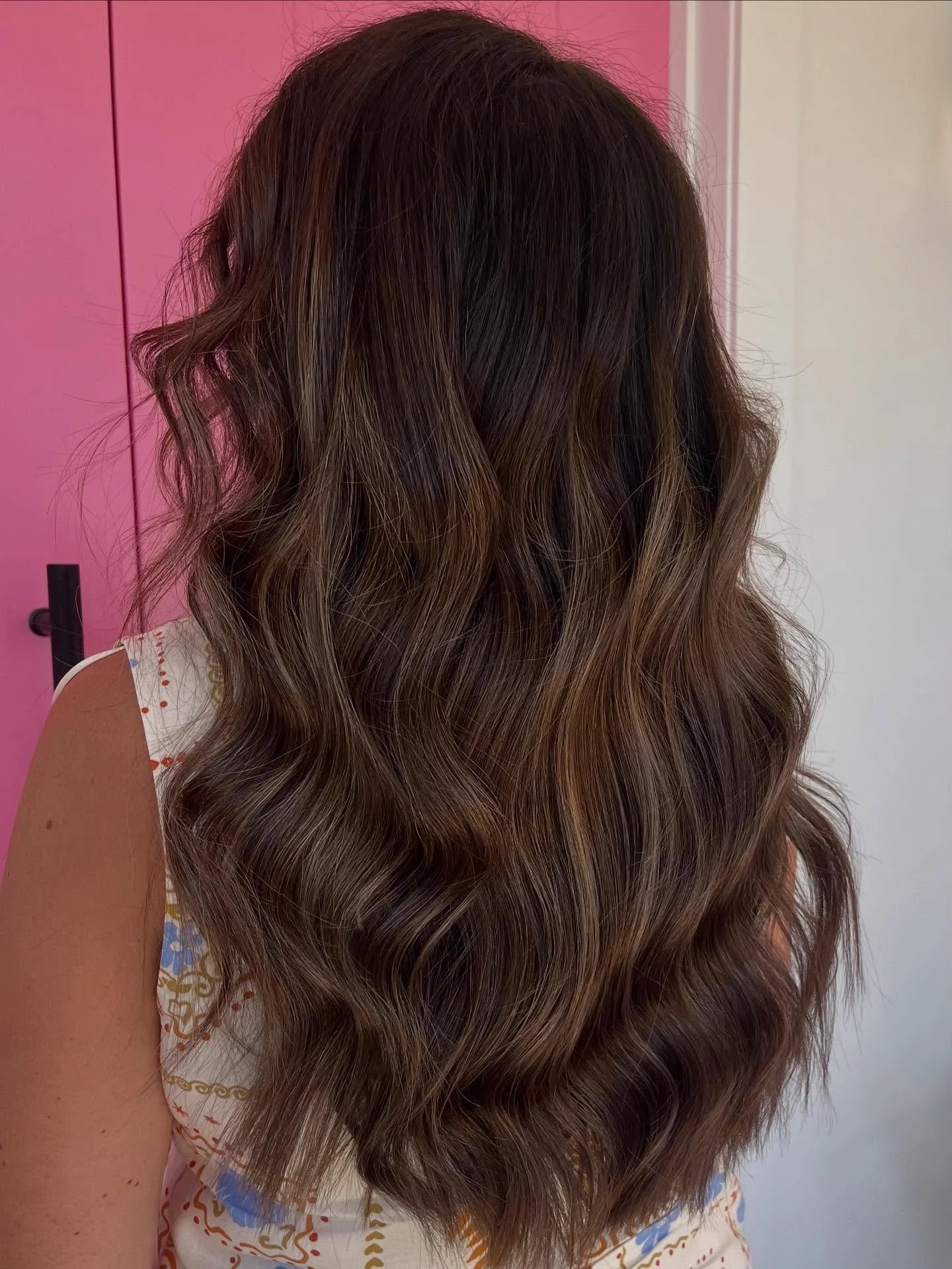 Rich, glossy, and full of movement 🤎

#neonblonde #blondesalon #keuneanz #sunshinecoasthairdresser #caloundrahairsalon