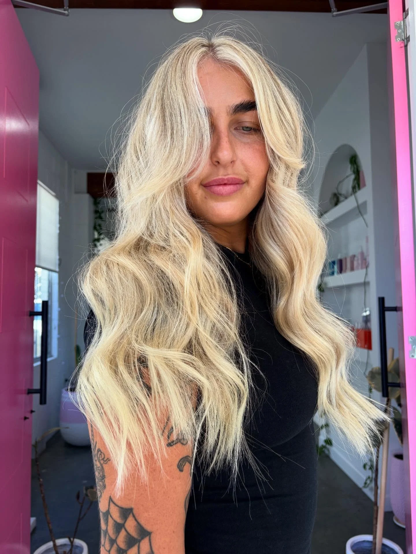 Blonde Bombshell 💣

Peep the difference a change of lighting can make 🤭

#neonblonde #blondesalon #keuneanz #sunshinecoasthairdresser #caloundrahairsalon #blondebombshell💣