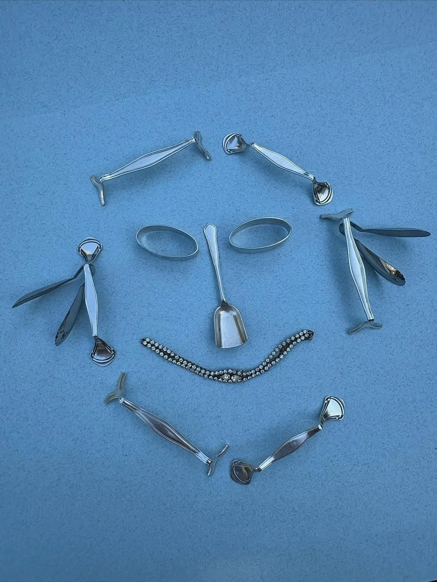 A silver(ware) smile

via @tablesandfood @outofuseberlin @pat_scherzer @sissonsisson