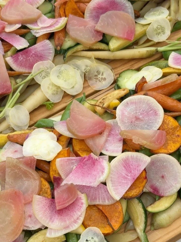 Name a more nourishing combo&hellip;we&rsquo;ll wait 🙃 handmade pita a la @oryancooks stuffed to the brim with your sticky salad fingers 🥕🖐️ because it&rsquo;s more fun that way! All for @ariel.pasternak and her magical visions 🔮👁️

📸 @oryancoo