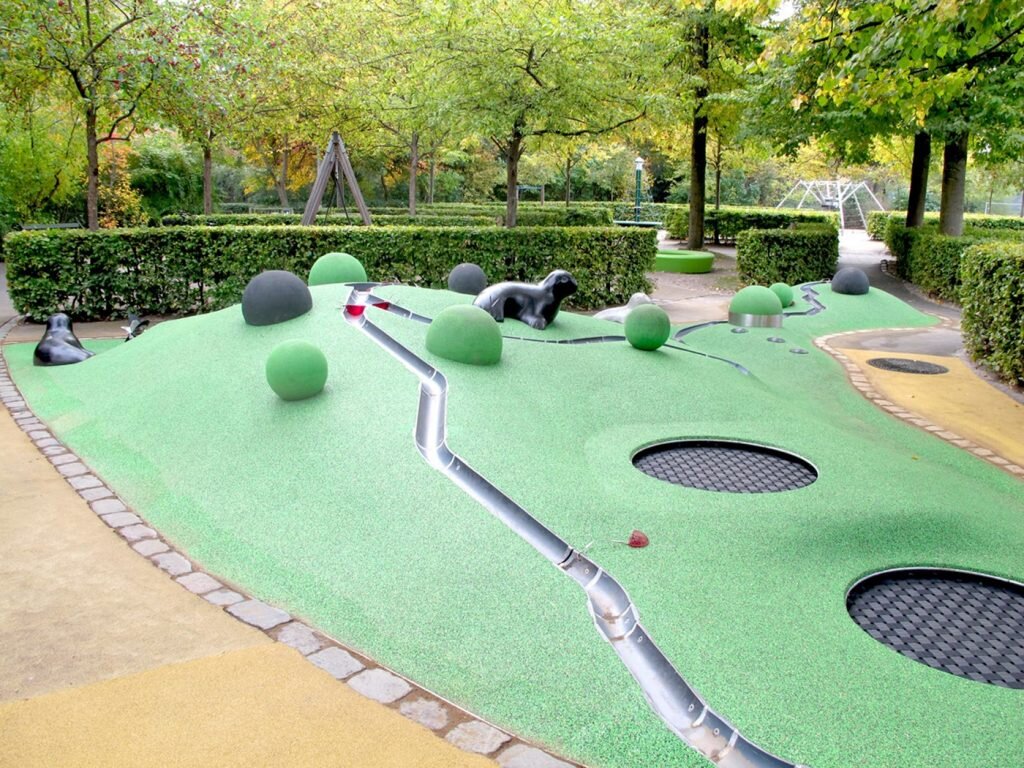 Installation with water play in Lindevangsparken in Frederiksberg. Made in collaboration with our partner UNIQA