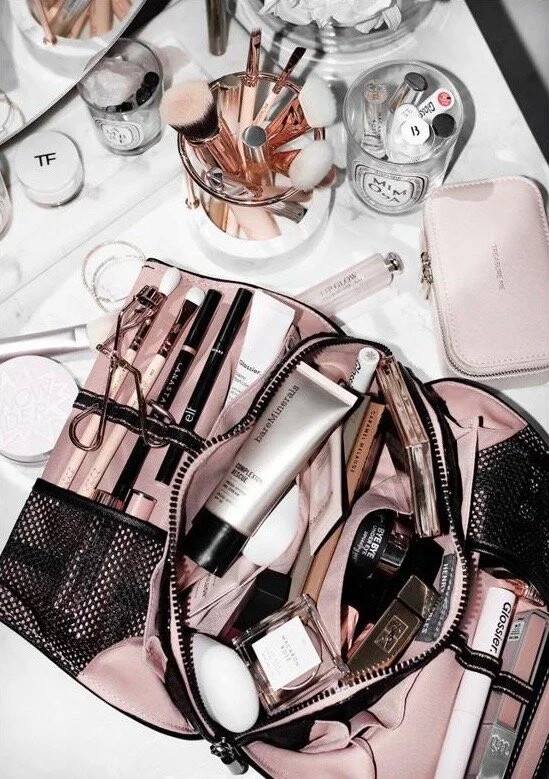 MAKEUP REVIEW: We have a look at the makeup you already have and figure out what you need, what you can use in a different way and what doesn’t match you.