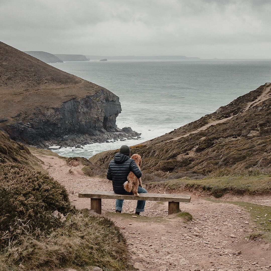 From a calm day on the coast. Something we haven't had alot of recently. A man and his mate, probably thinking about making pizza for dinner. 📷 @juliadavis101 
.
.
.
.
.
#welltraveled #kernow #exploremore #swisbest #freshairclub #outdoorcameraclub #