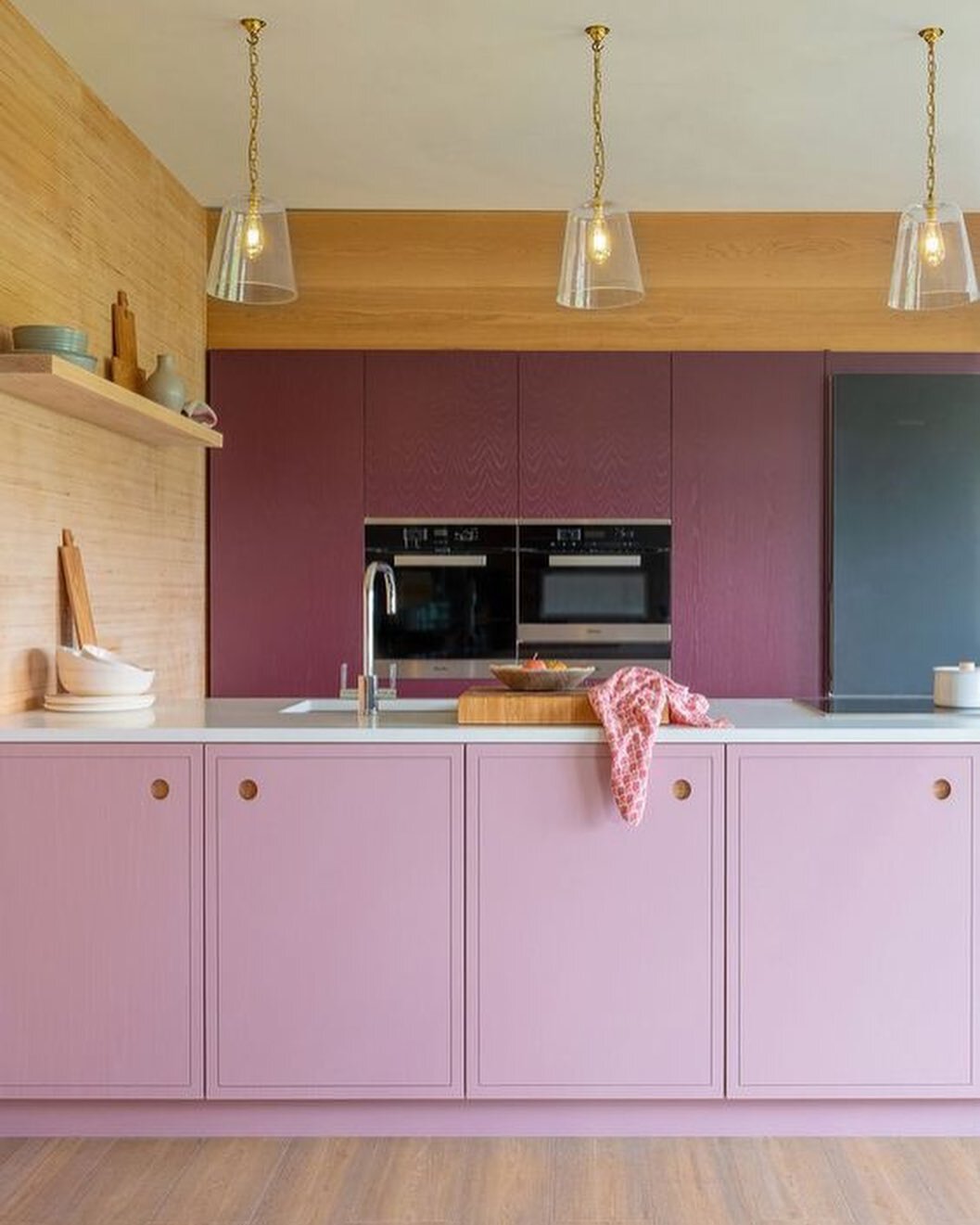 Vi digger dette kj&oslash;kkenet i lilla og rosatoner kombinert med treverk! G&oslash;y og originalt ⭐️ 

📷 vis pinterest

#lillakj&oslash;kken #kj&oslash;kkeninspirasjon #kitchen #kitcheninspiration #kj&oslash;kkeninspo #fargertilfolket