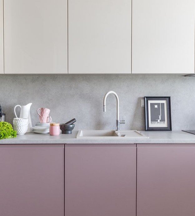 Balanse og eleganse 💜

#Kj&oslash;kkenkompaniet #kj&oslash;kken #lillakj&oslash;kken #kitchen #kitcheninspiration #kj&oslash;kkeninspirasjon 

📸 pinterest