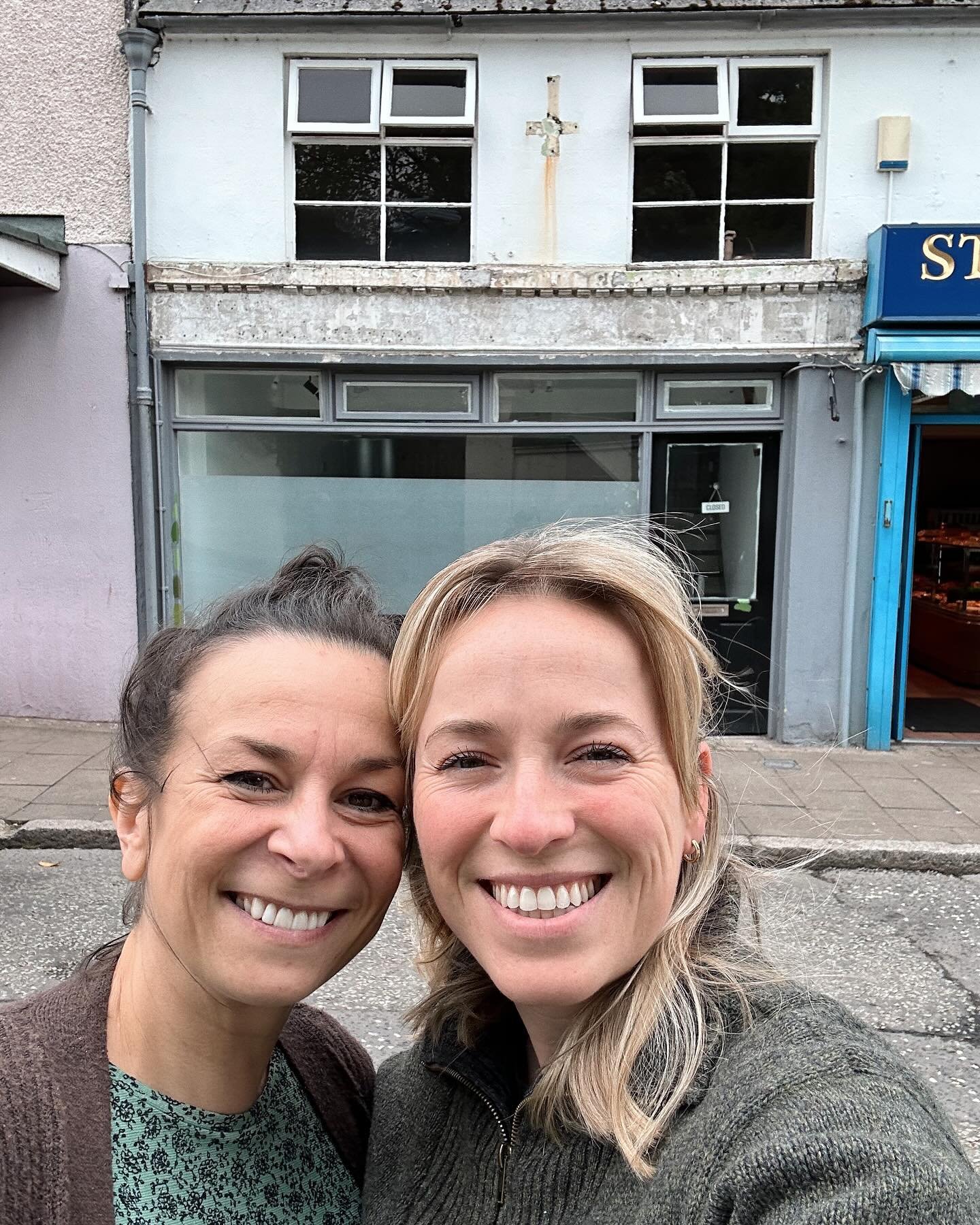 I&rsquo;m opening an art gallery! Ah! I&rsquo;ve been so excited to announce this!
My friend @alinaholyst.arch and I have rented this charming building in our village Rostrevor, County Down. We got the keys a month ago and are in the middle of transf
