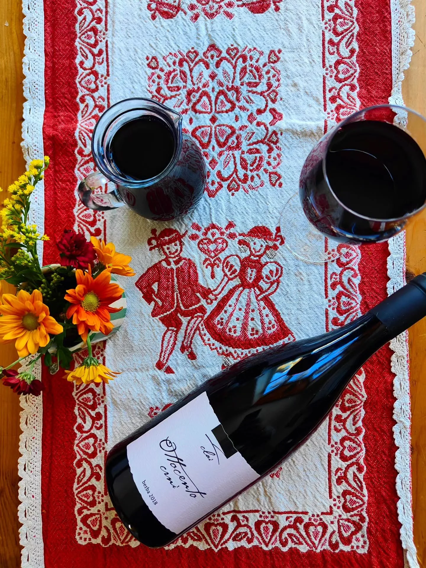 Ottocento!๐ท Full bodied, organic Croatian red! ๐ญ๐ทโค๏ธ
Aged in oak with notes of dark fruit & chocolate ๐ซ๐ซ Merlot/Refosco ๐ 
Here at Amedea from @claiwines in Istria! ๐๐ Now available by the bottle & glass ๐ท 
Zivili! ๐โค๏ธ