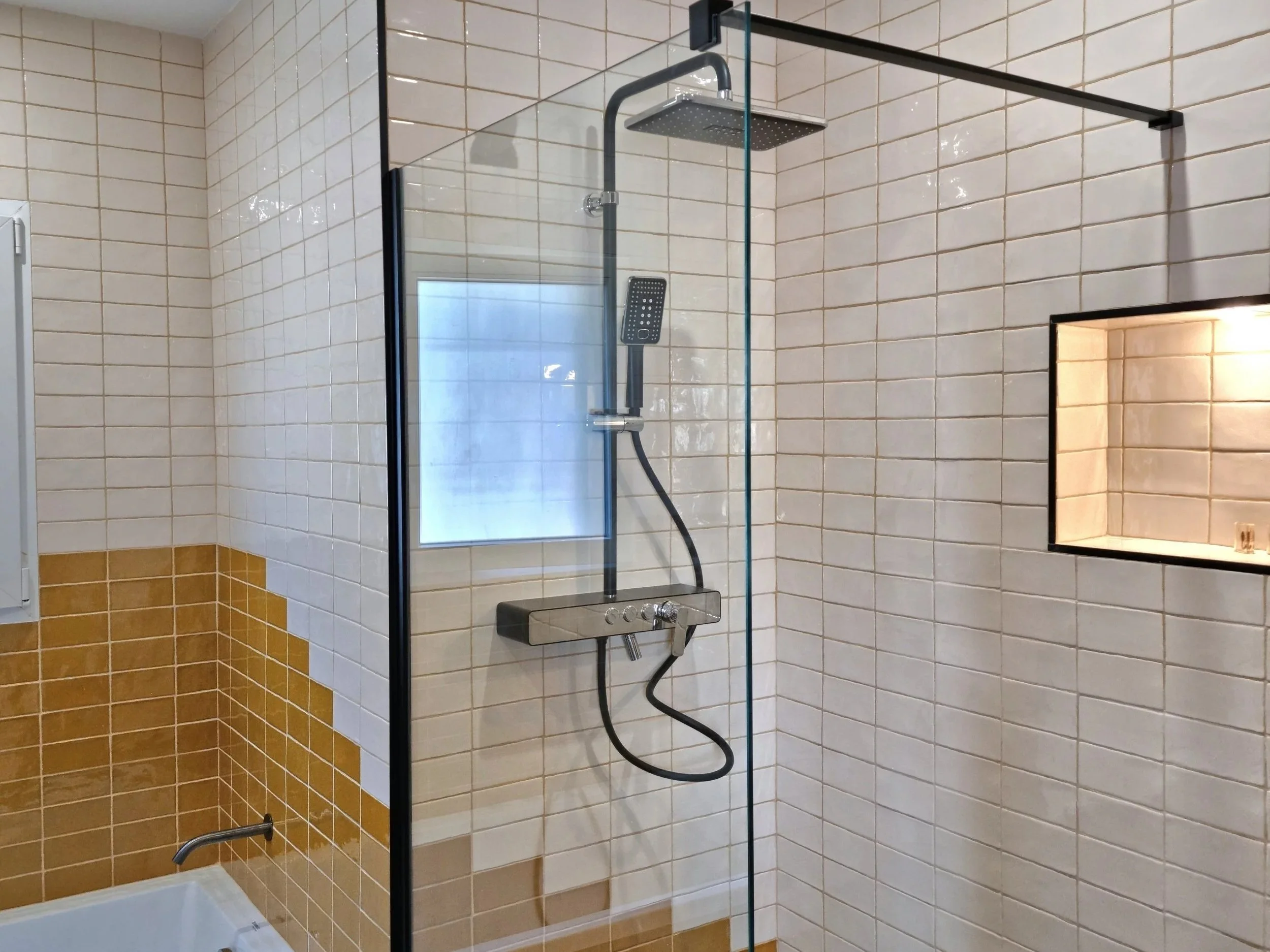 Guest bathroom - rain shower and XL bathtub
