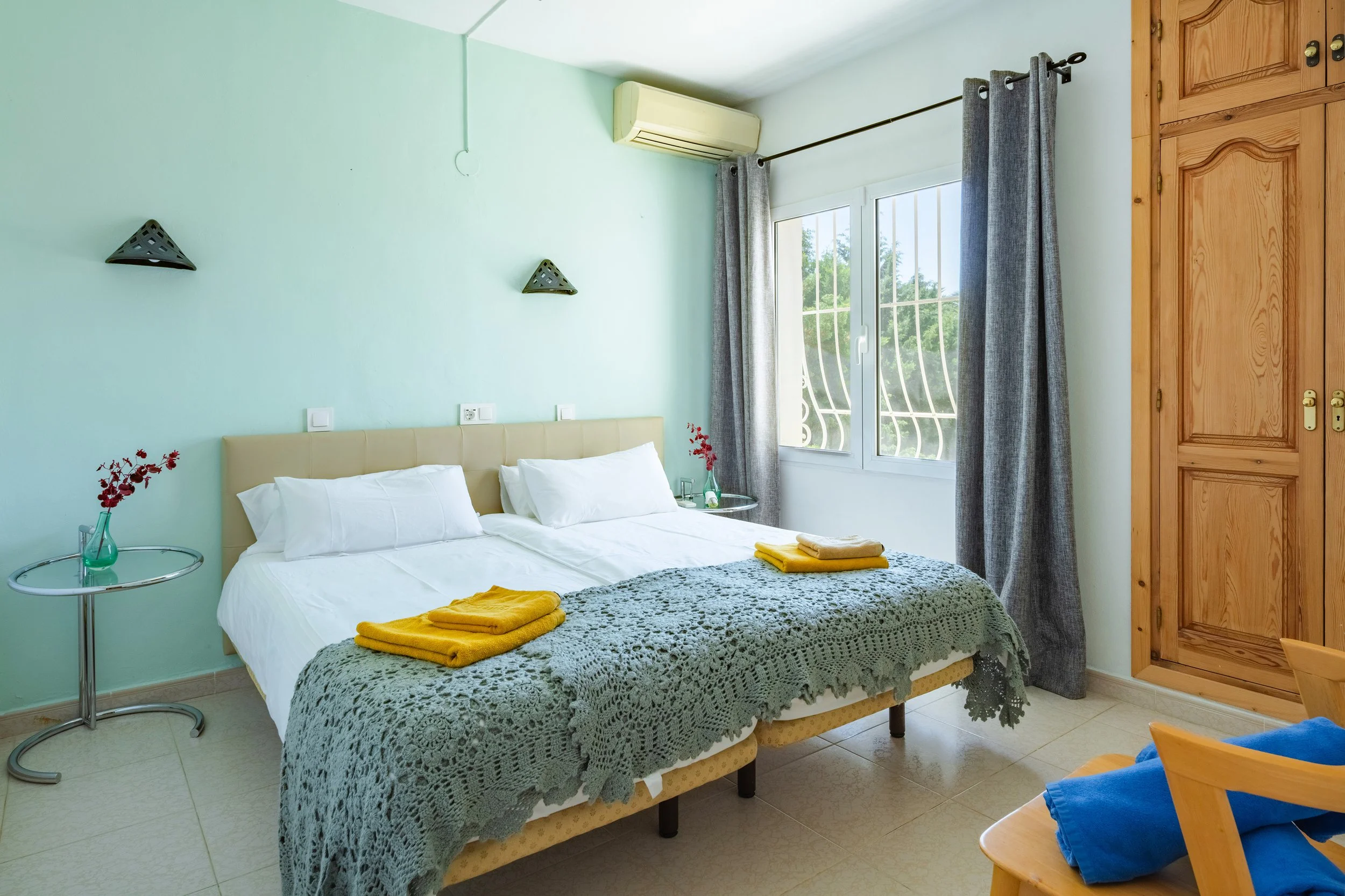Guestroom with 2 separate beds